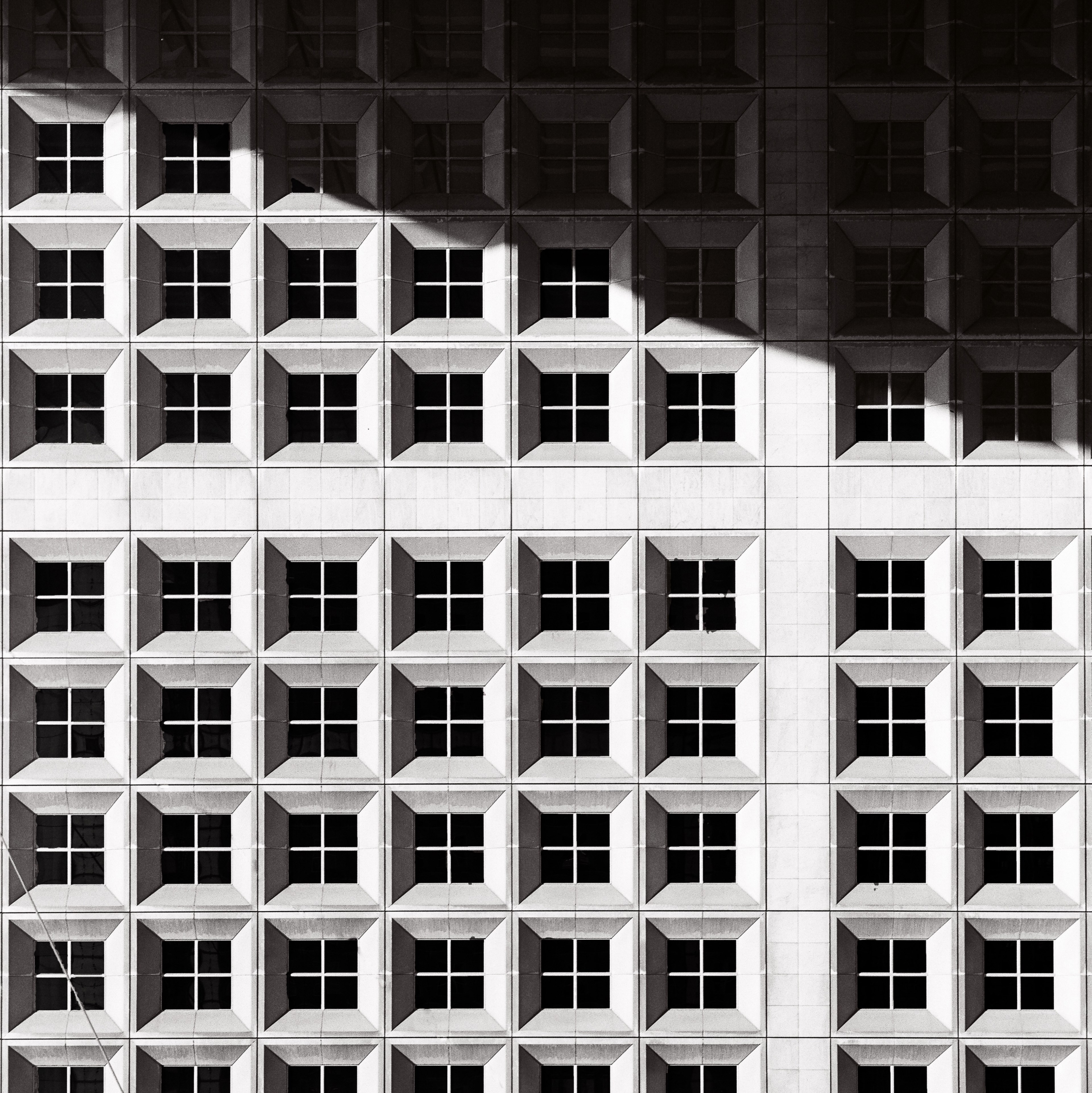 black and white shot of urban building windows with shadow grande arche de la defense, la tour 4k, Phone HD Wallpaper