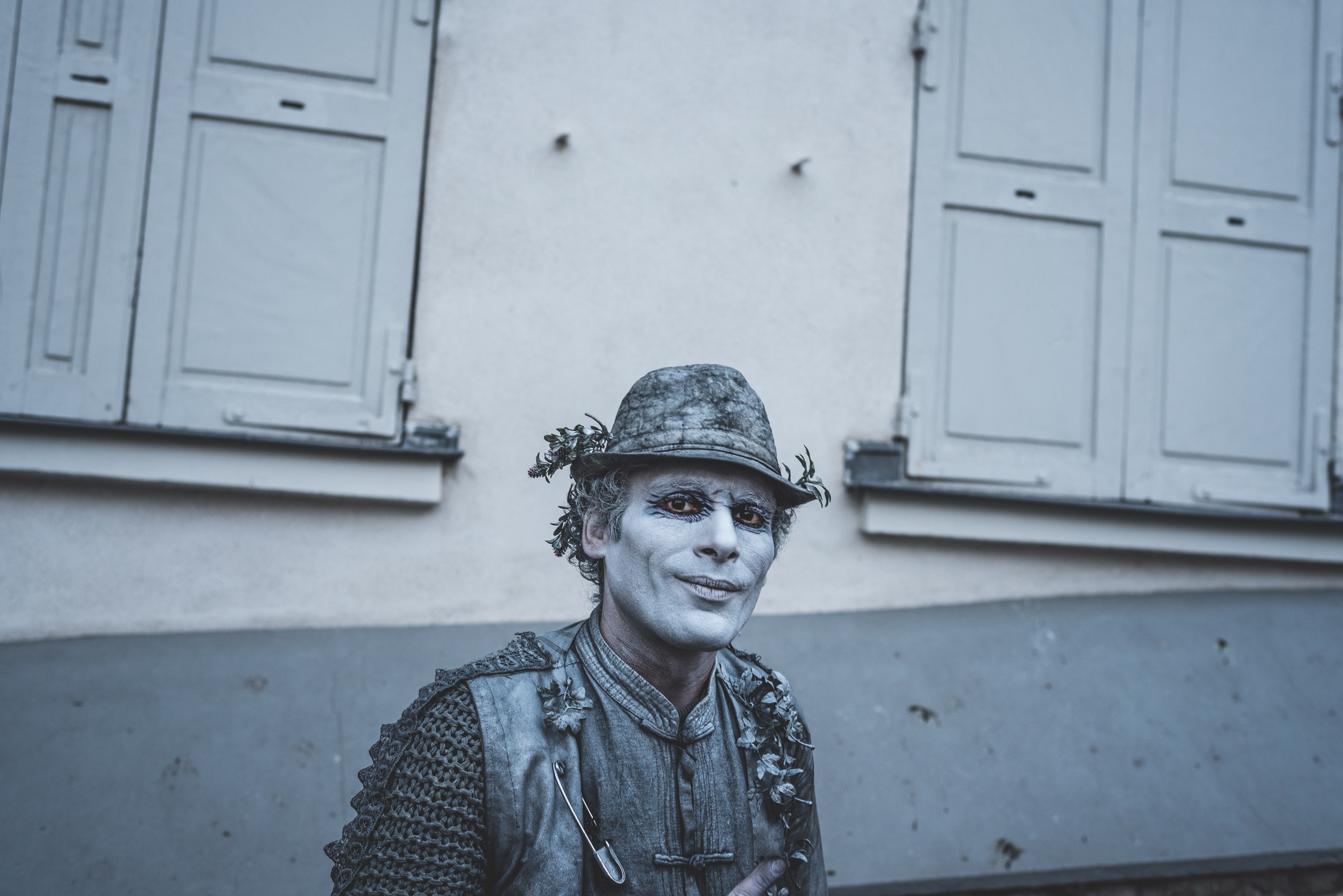 a street performer with a gray costume outfit and face paint, _gray street performer 4k, HD Wallpaper