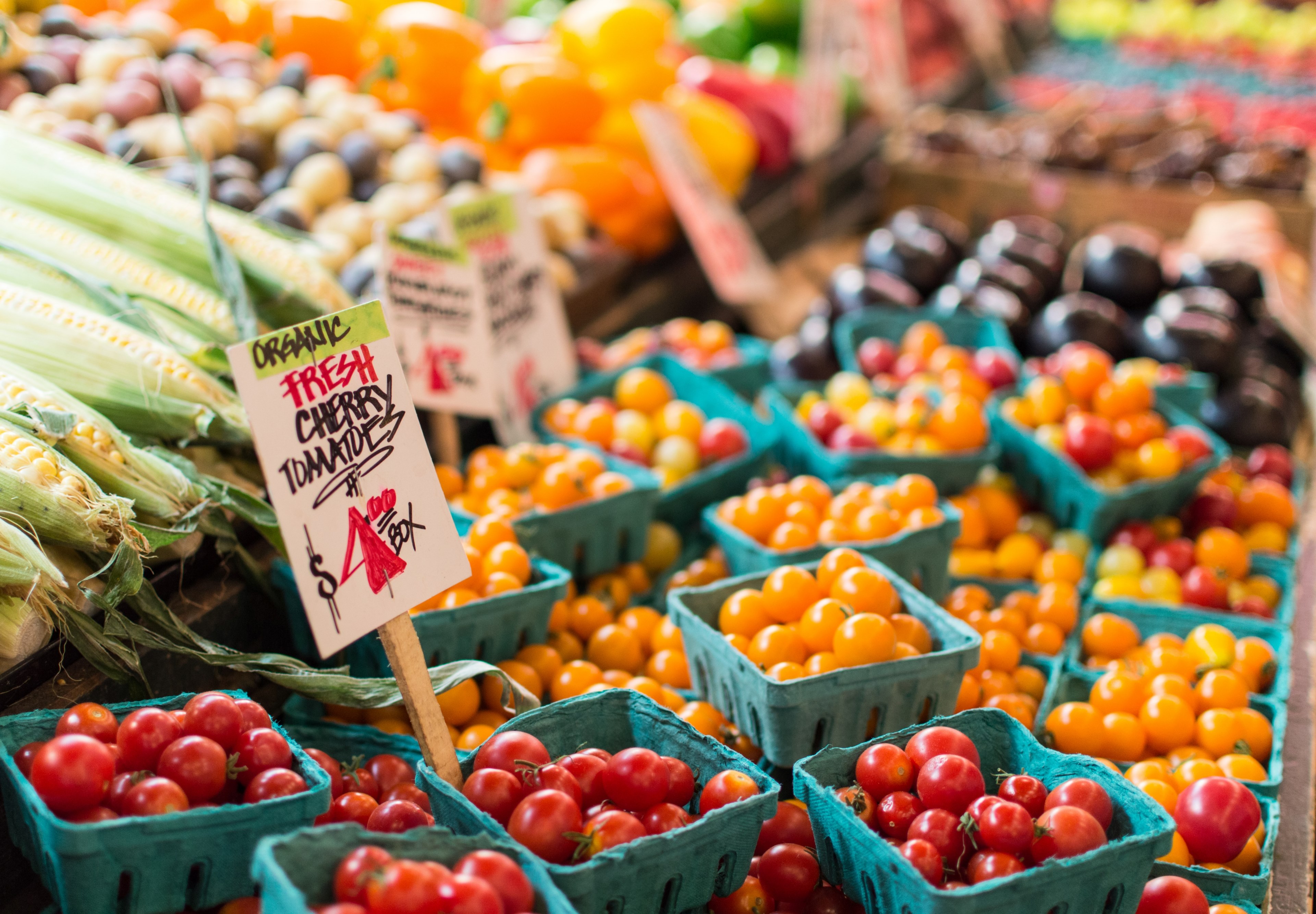 red and orange cherry tomatoes and other vegetables on a market stall, fresh from the market 4k, HD Wallpaper