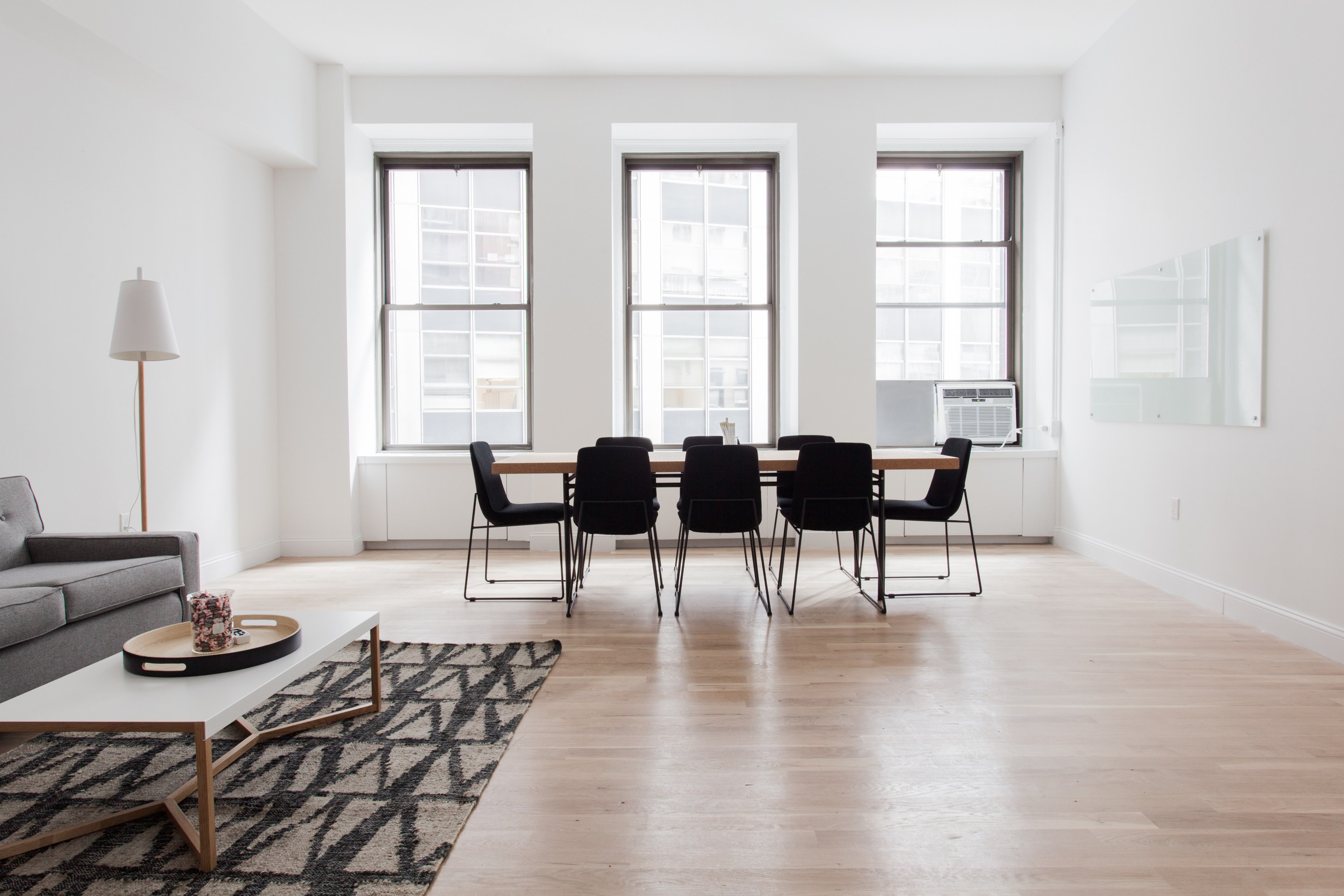 a meeting space with a table a whiteboard and a sofa in an office, office meeting space 4k, HD Wallpaper