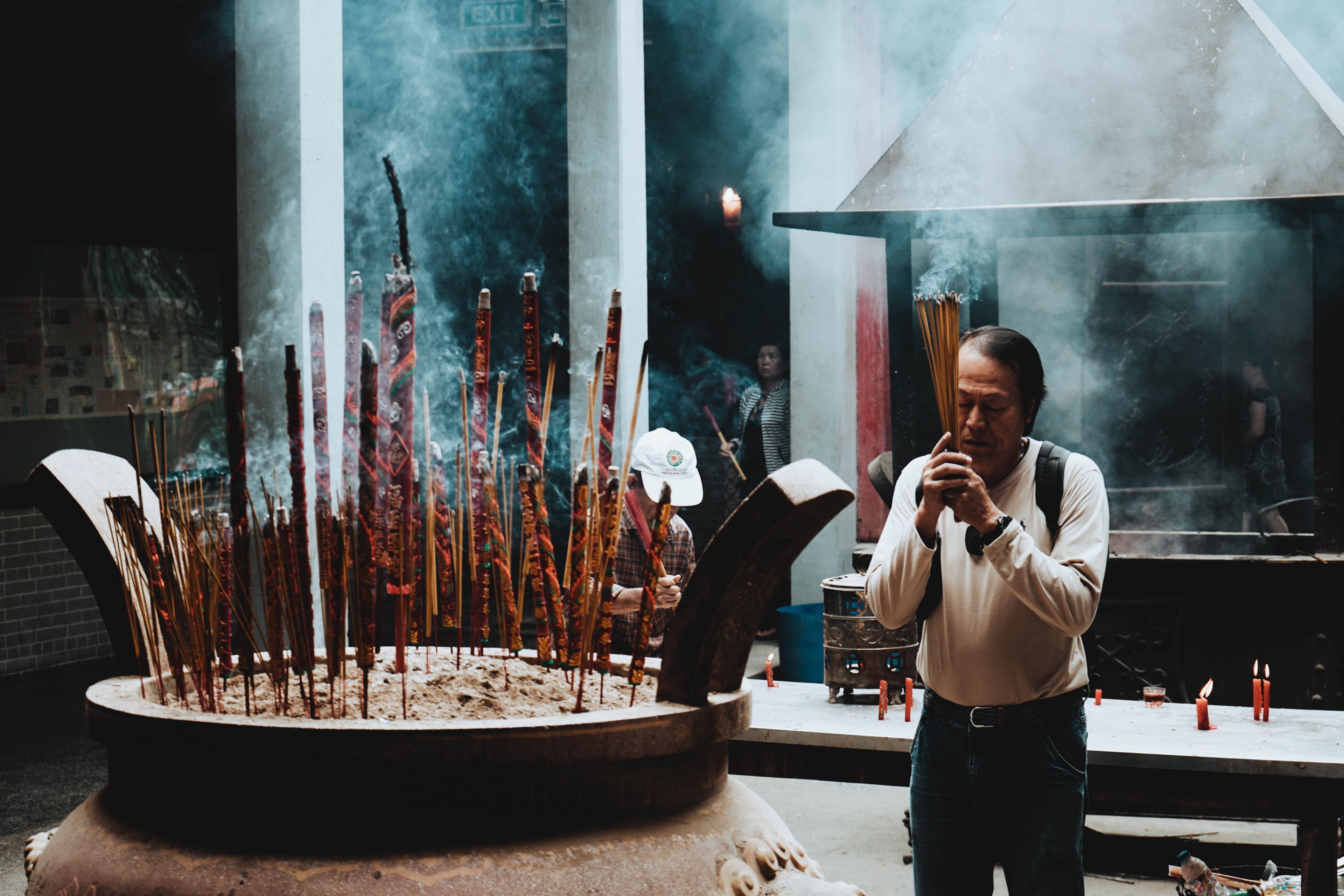 person prays inside a religious pagoda with burning incense, pray for luck 4k, HD Wallpaper
