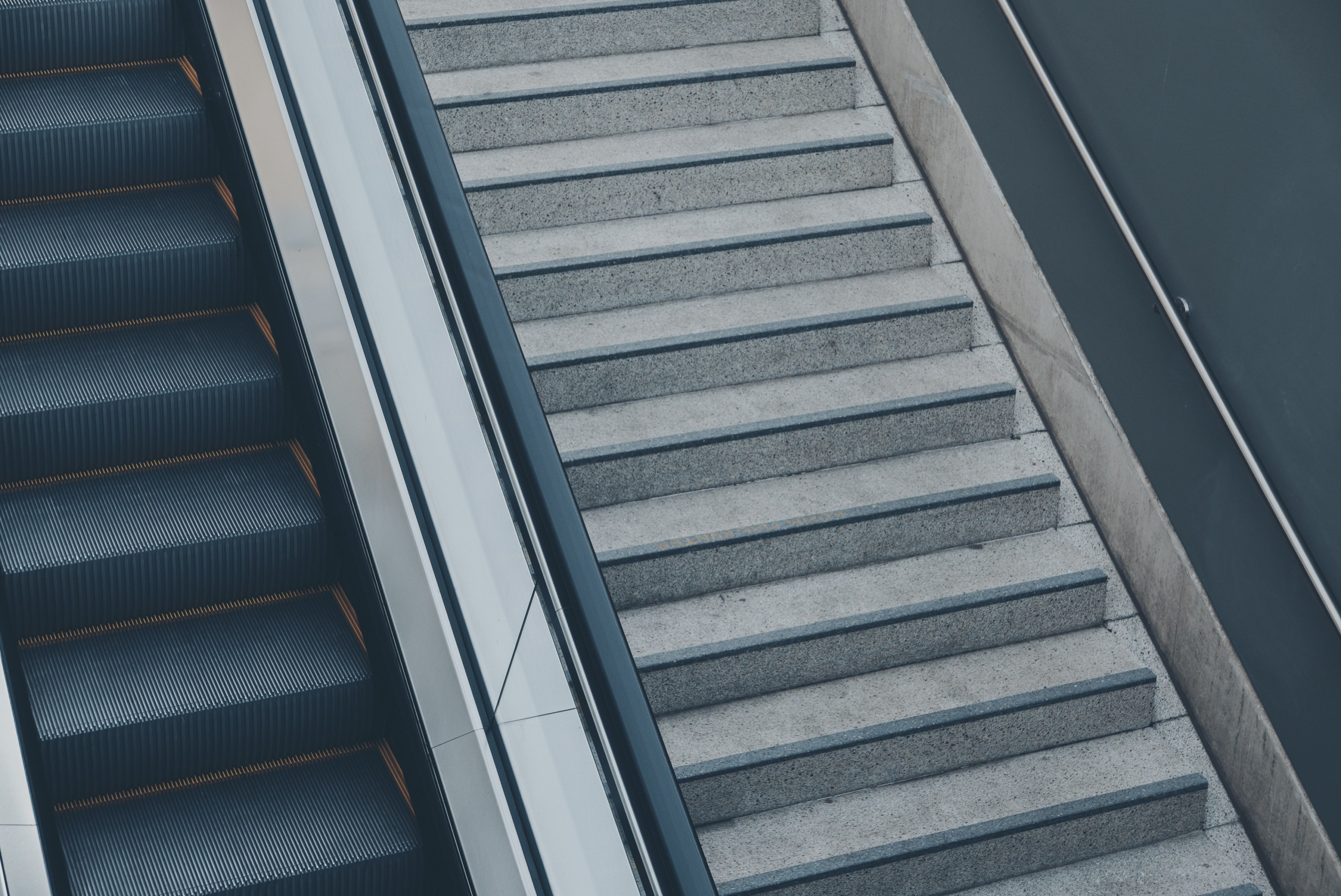 an escalator next to concrete stairs, empty stairs 4k, HD Wallpaper