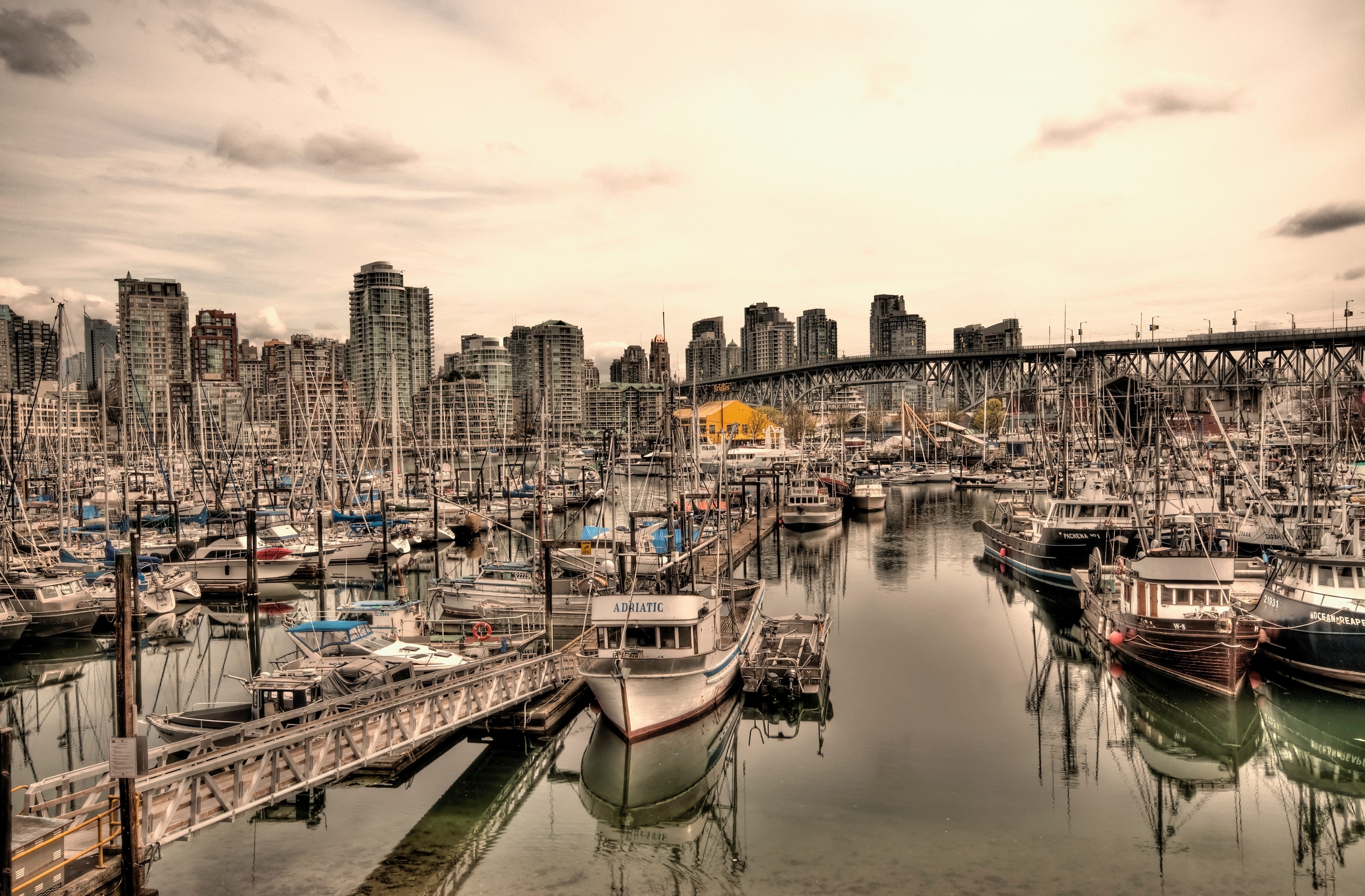 high contrast view of boats docked in a busy marina in vancouver, fishing wharf 4k, HD Wallpaper