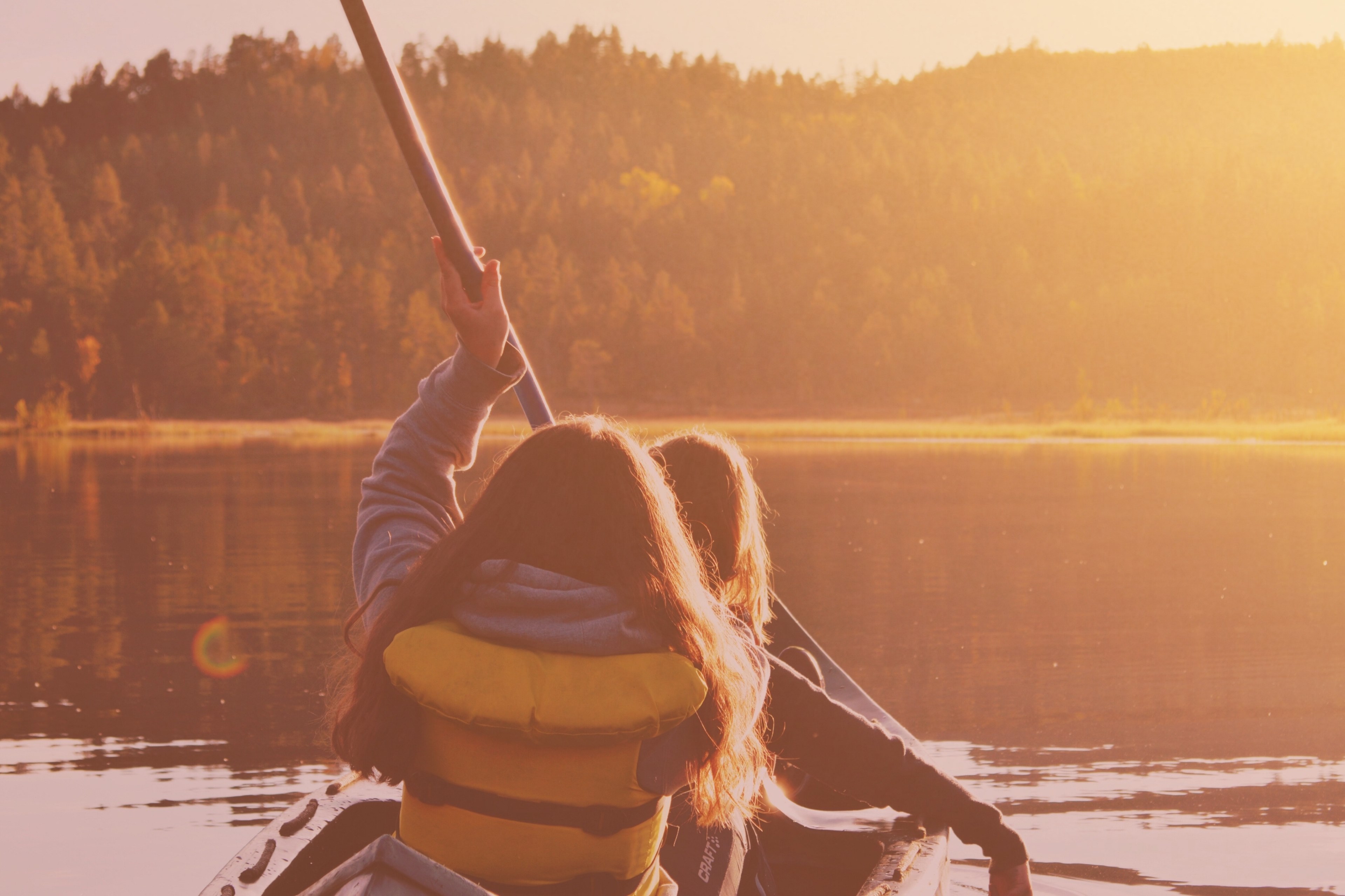 two people rowing on a canoe during sunset through the numedalslgen river towards a forest, people rowing during sunset 4k, HD Wallpaper