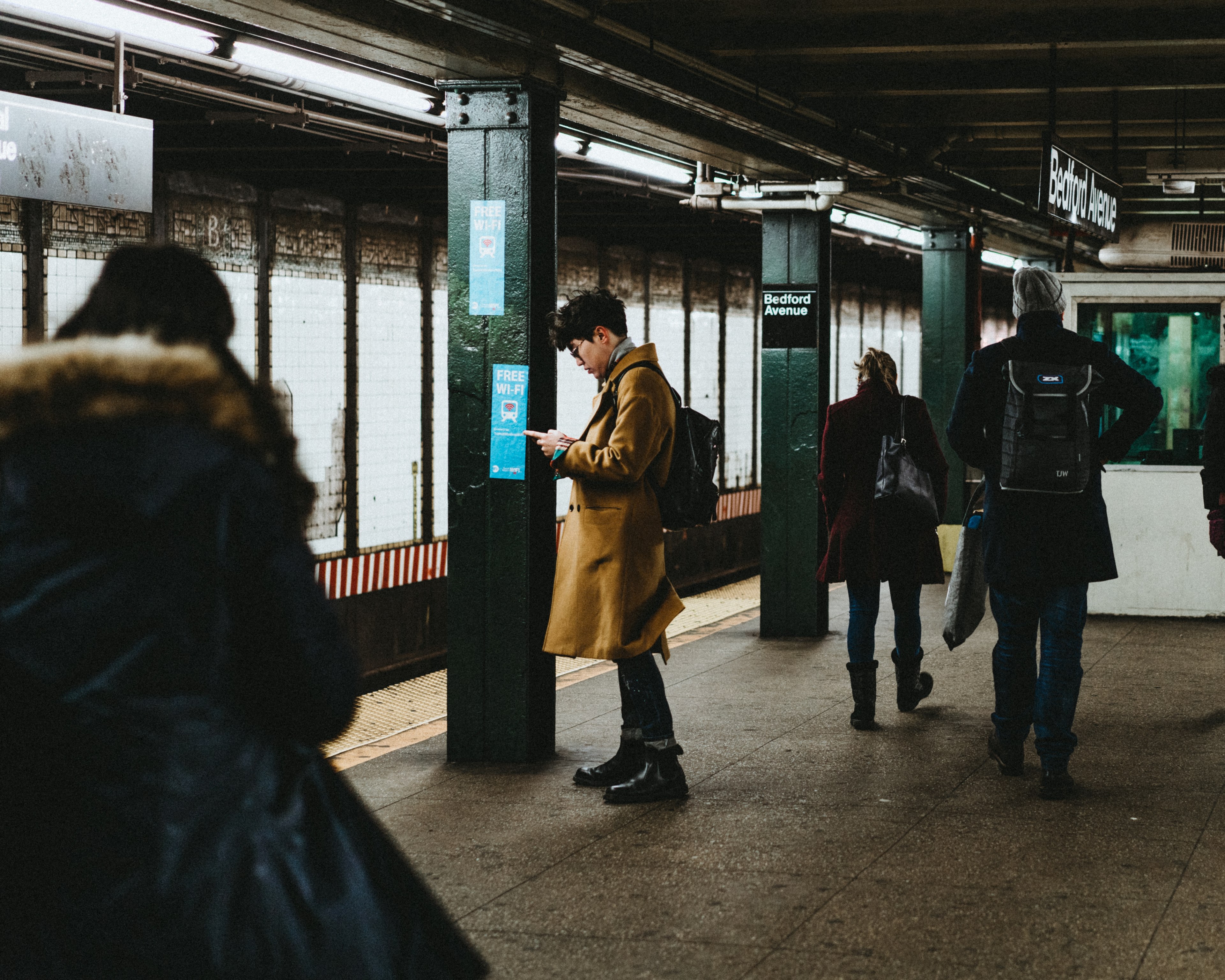 commuters wait at the subway platform for their trait to work, time is an illusion 4k, HD Wallpaper