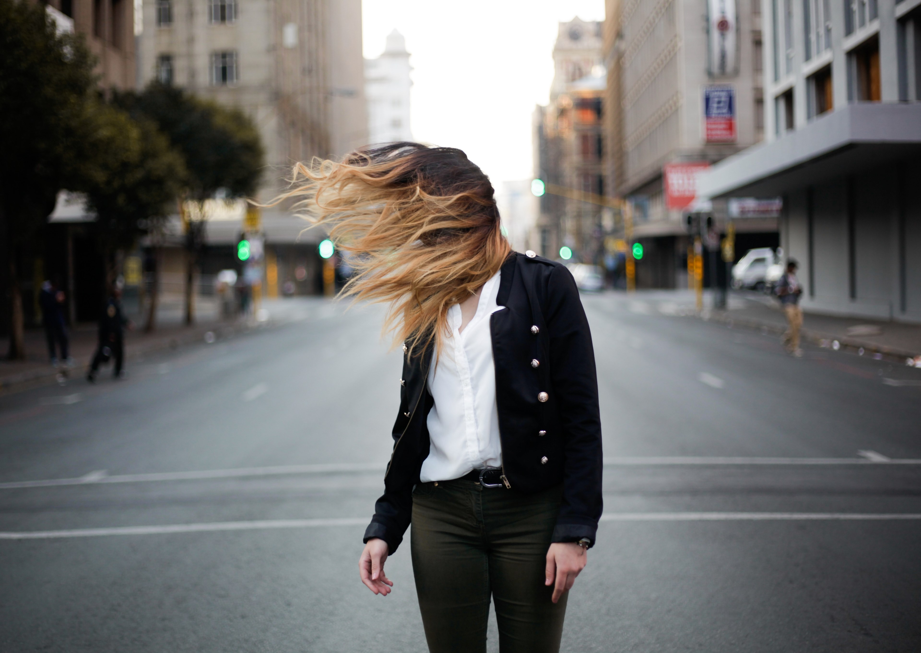 a woman turning her head in the middle of the street and covering her face with her hair, _faceless 4k, HD Wallpaper