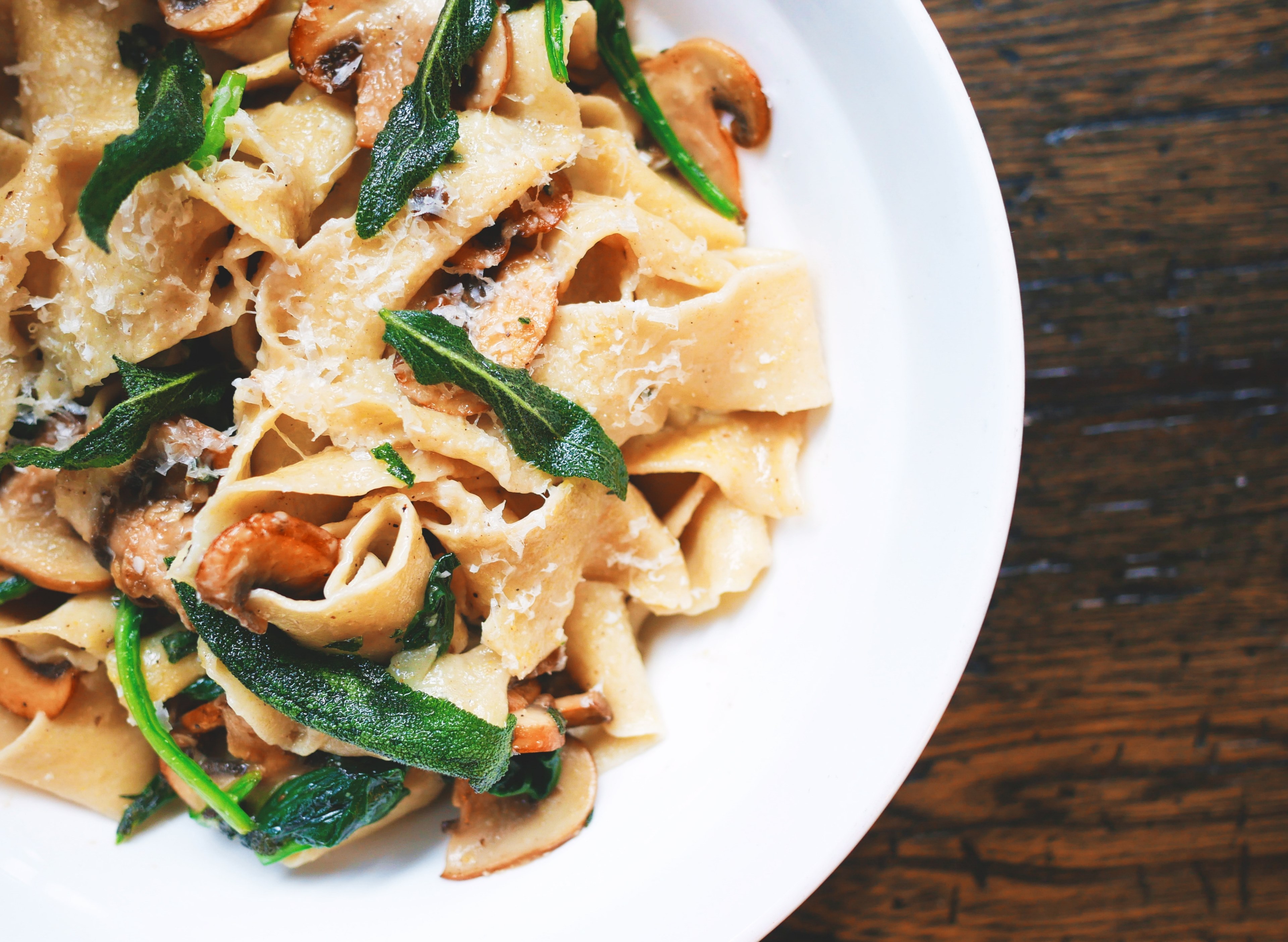 plate of fresh italian pasta with cheese herbs and mushrooms, plate of pasta 4k, HD Wallpaper
