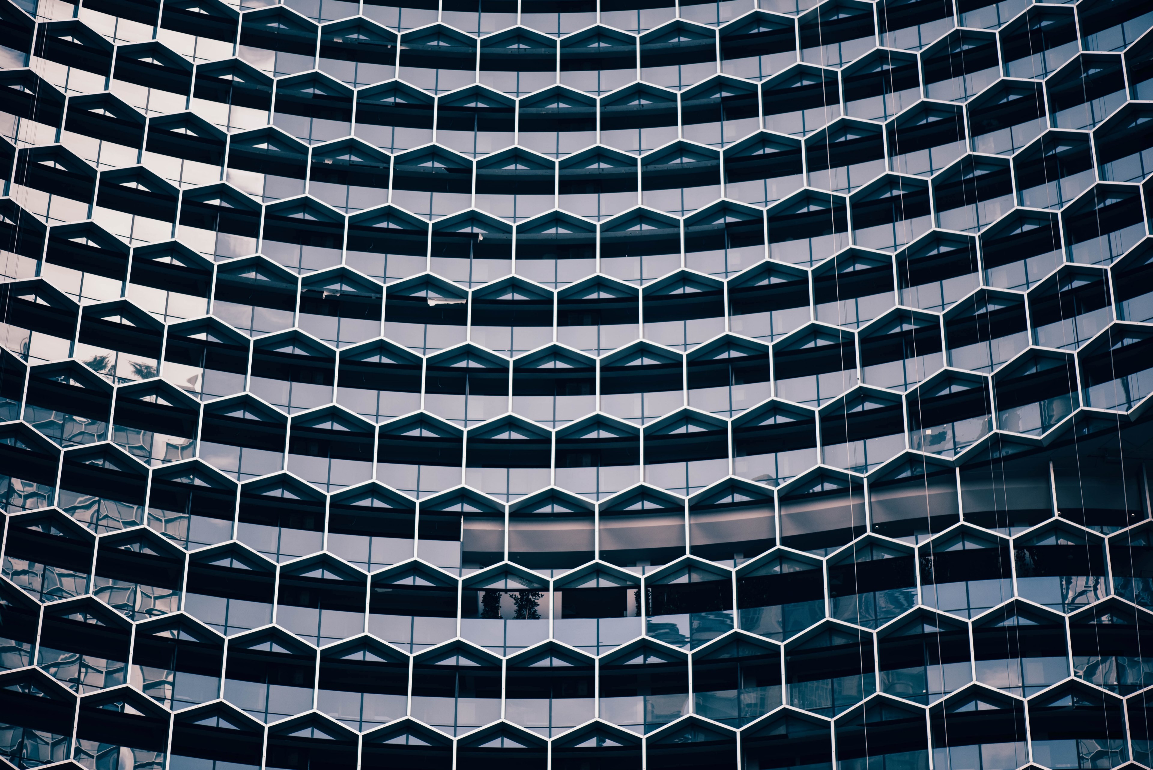 a honeycomb pattern in the facade of a modern office building, honeycomb facade 4k, HD Wallpaper