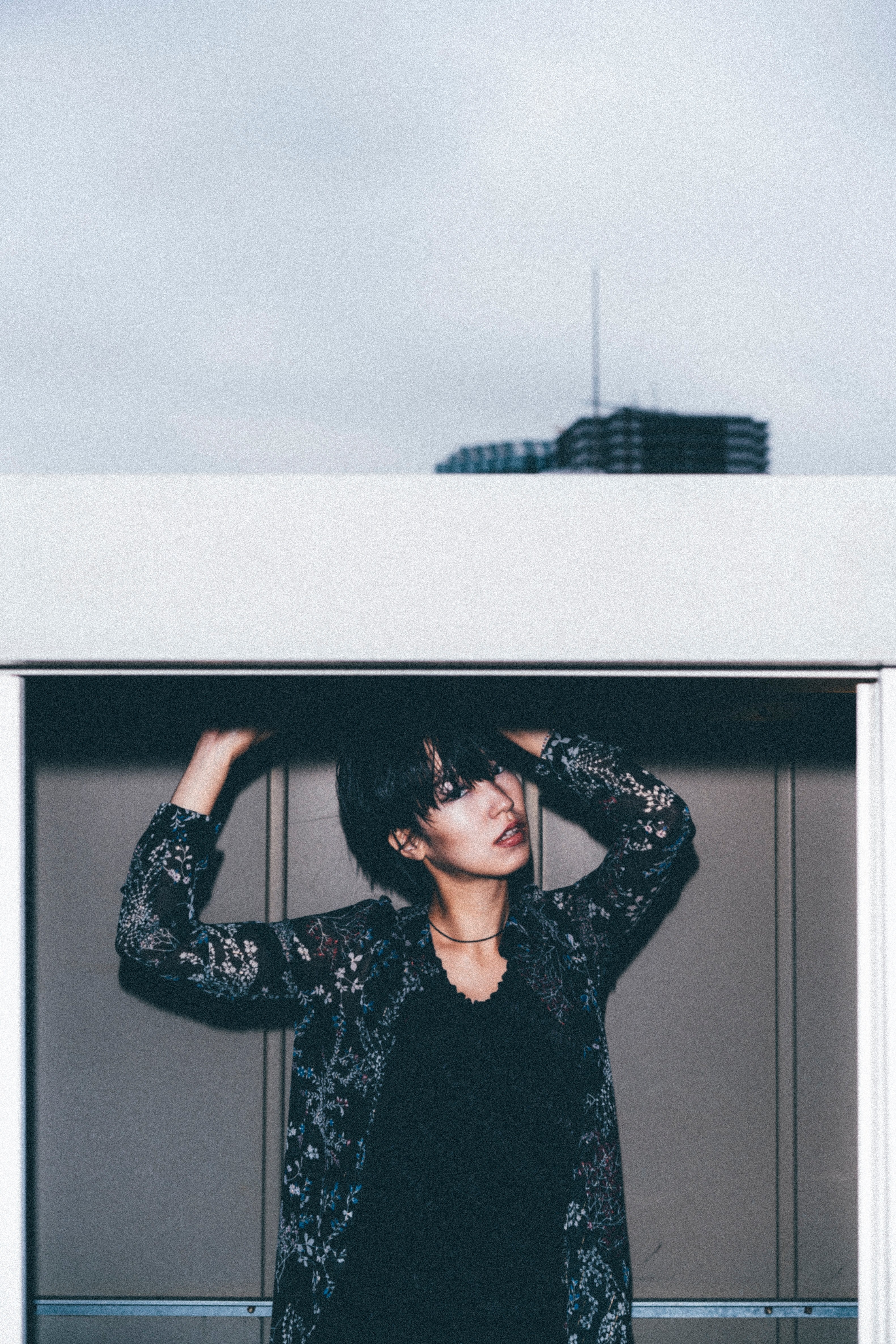 a fashionable woman with short hair posing, _upstair 4k, Phone HD Wallpaper