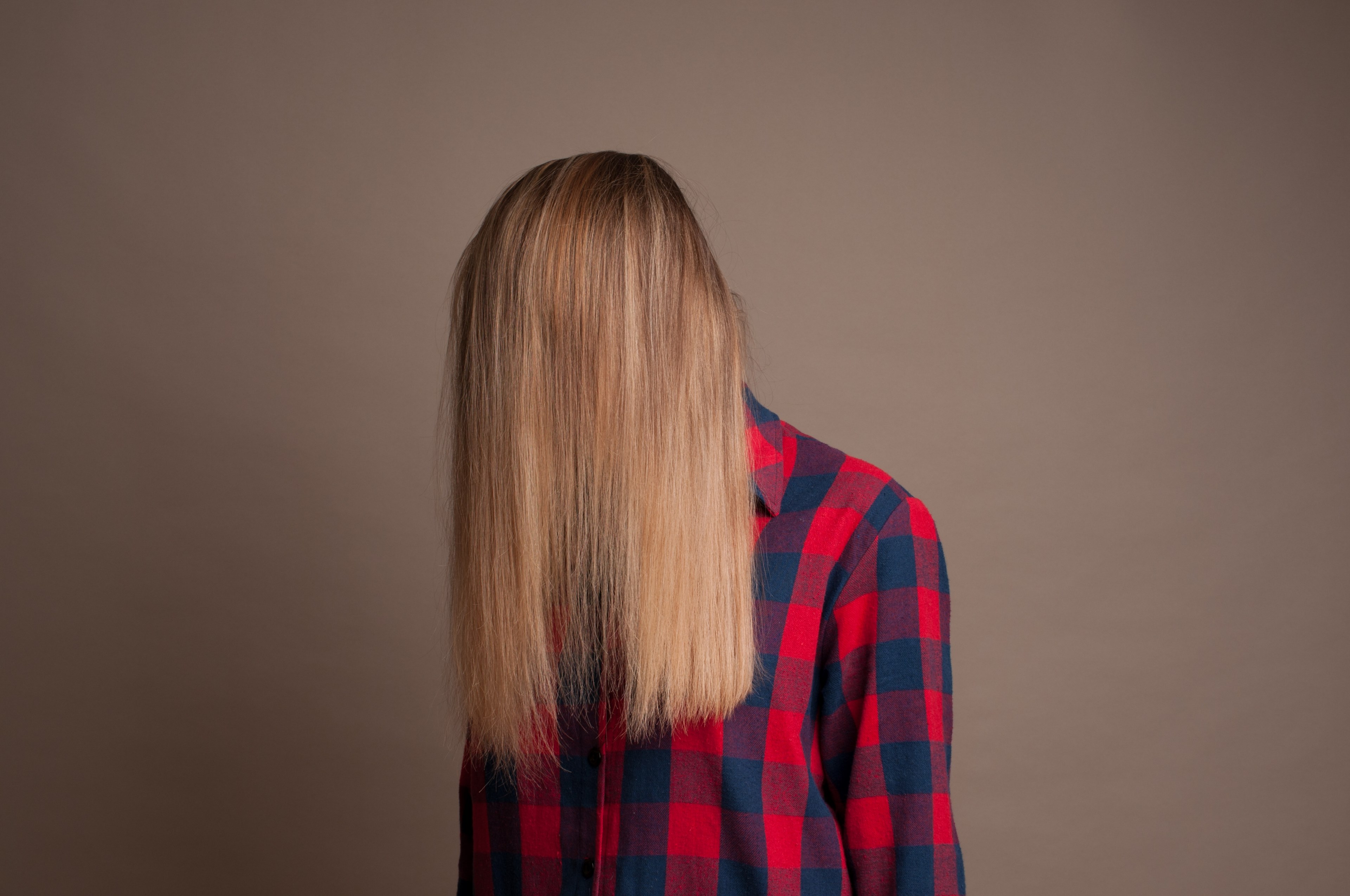 person with straight blonde hair coverign their face, need a haircut 4k, HD Wallpaper