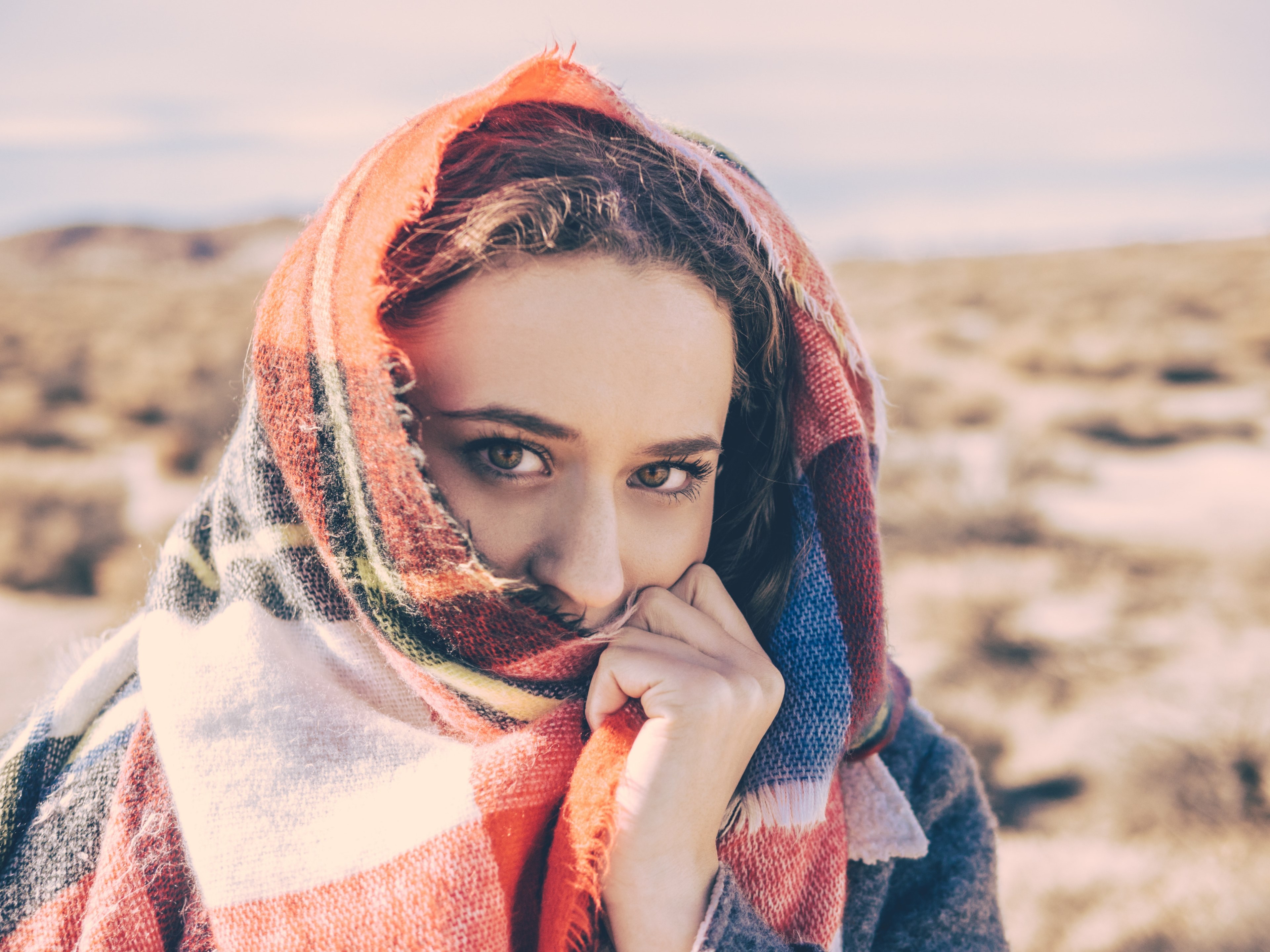 portrait of a woman wearing a headscarf in the desert, desert princess 4k, HD Wallpaper