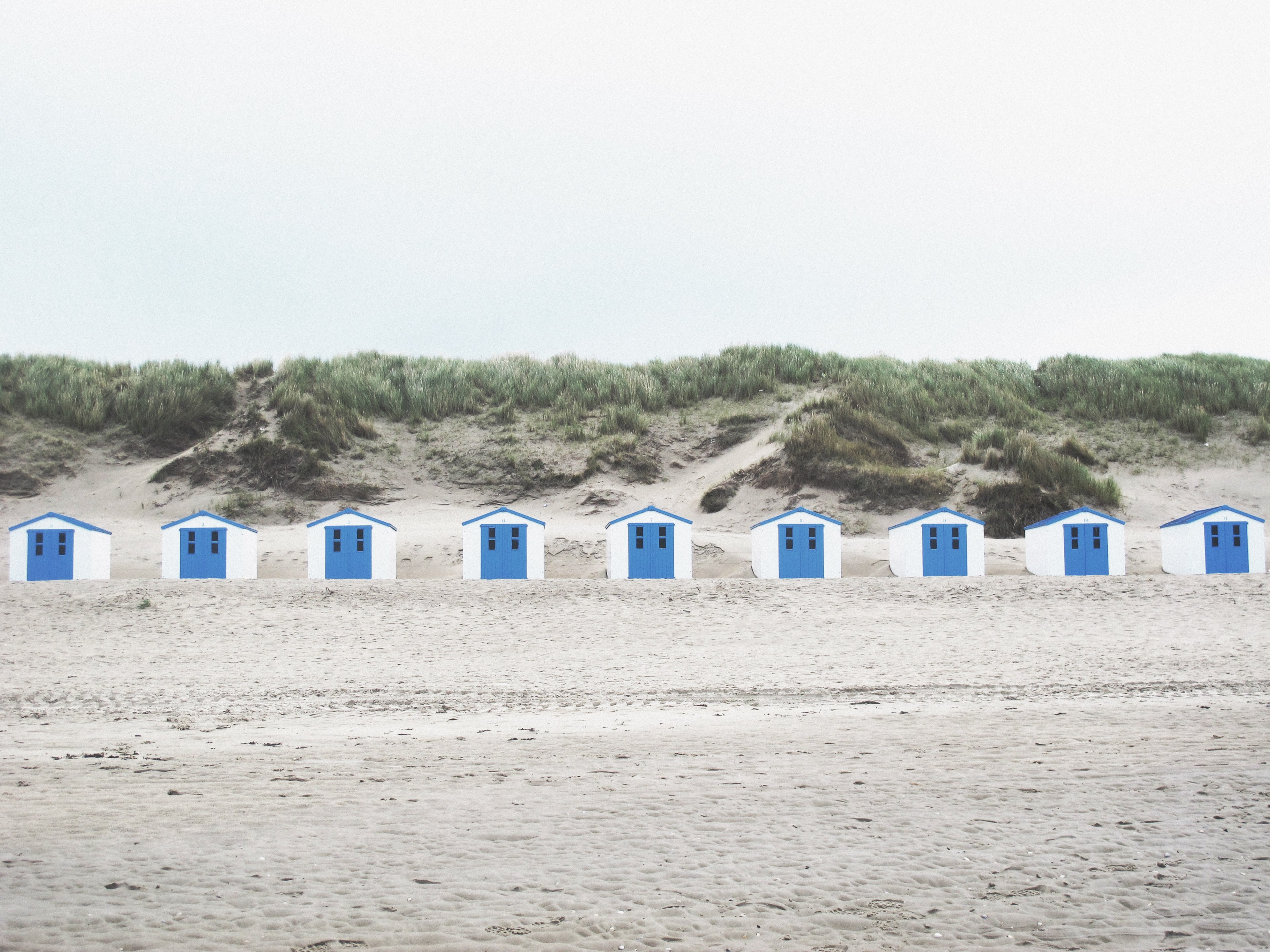 blue and white beach huts on a sandy beach in new york texas, blue and white beach huts 4k, HD Wallpaper