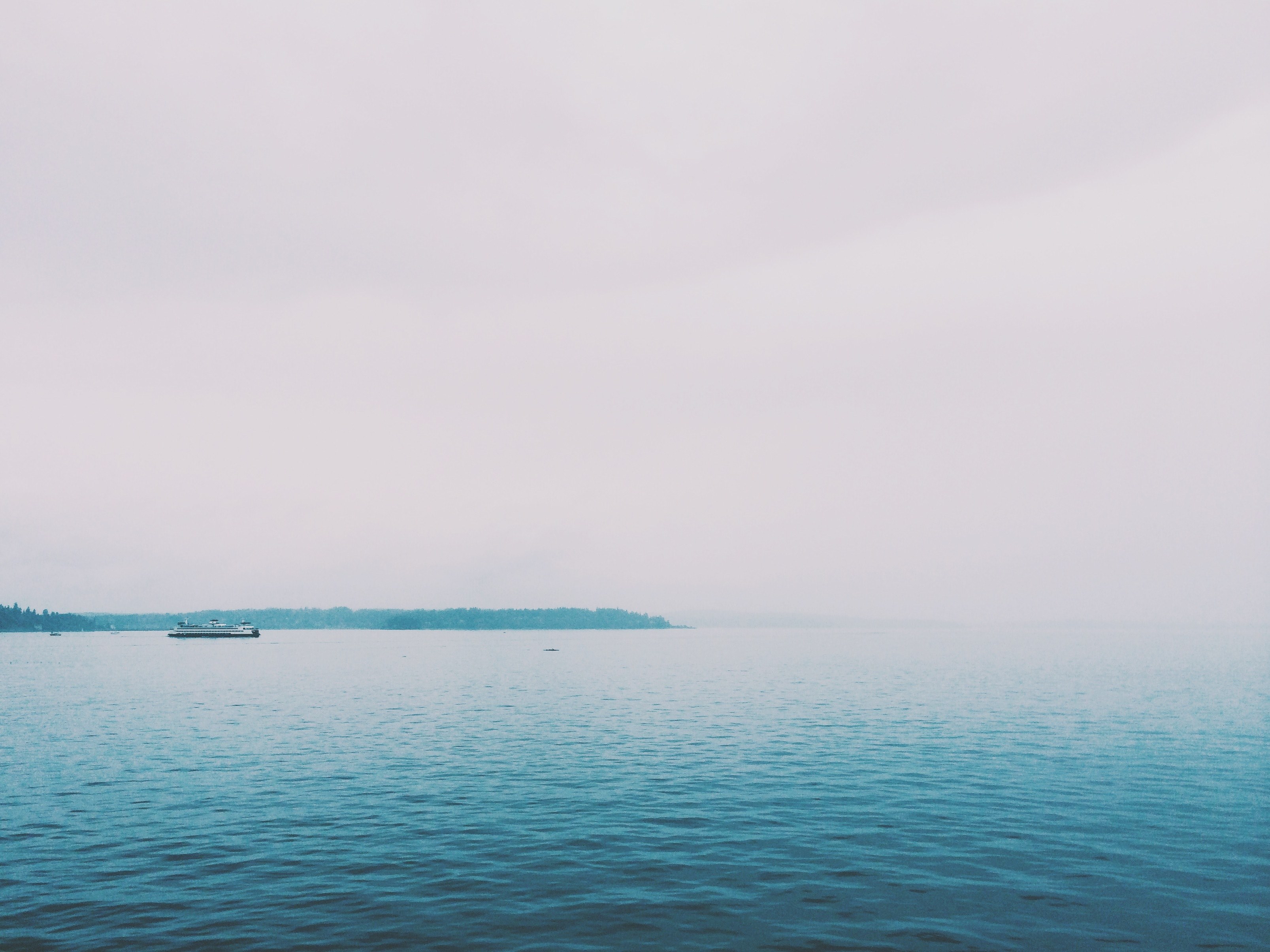 boat passes through calm ripples on a foggy day on the water, calm ripples 4k, HD Wallpaper