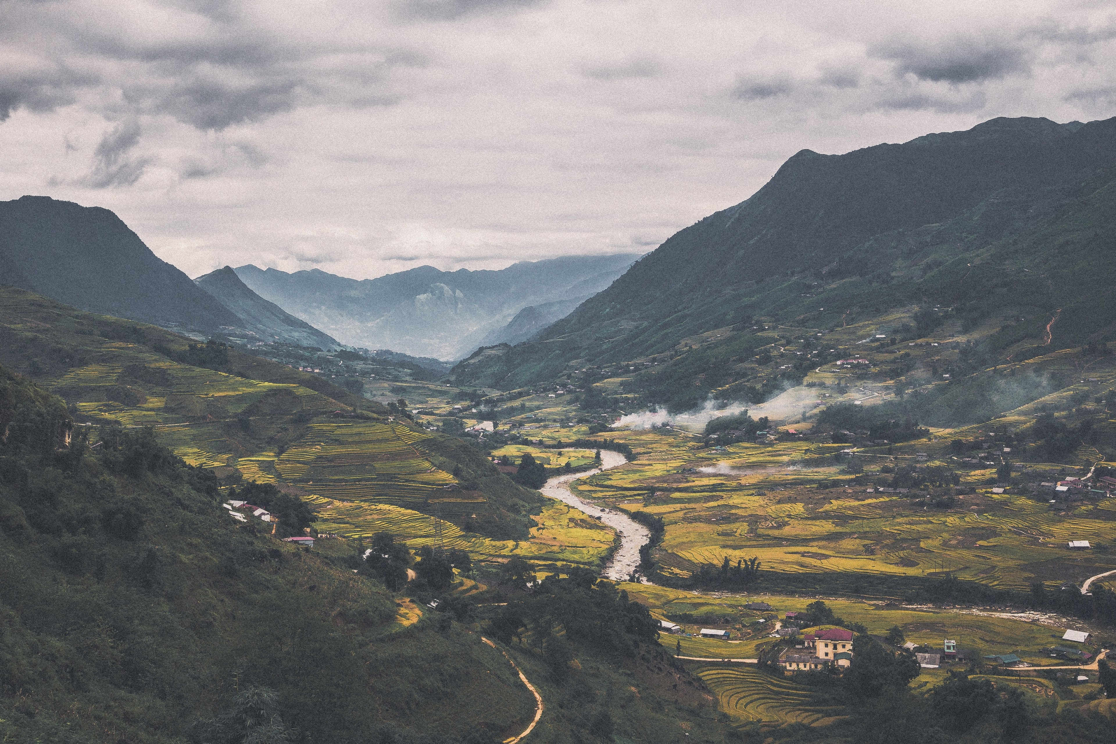 a magnificent mountain village on a small river in vietnam, vietnamese mountain village 4k, HD Wallpaper