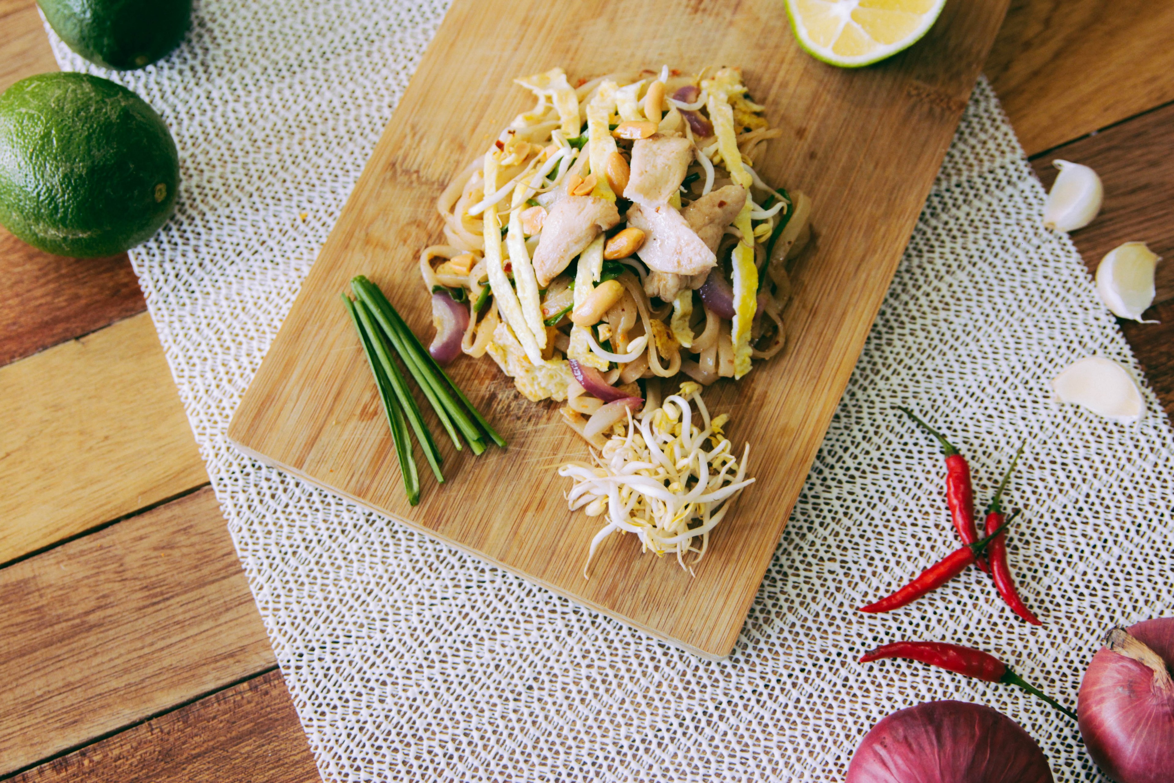 filipino noodle dish with bean sprouts and vegetables on a cutting board, noodle dish 4k, HD Wallpaper