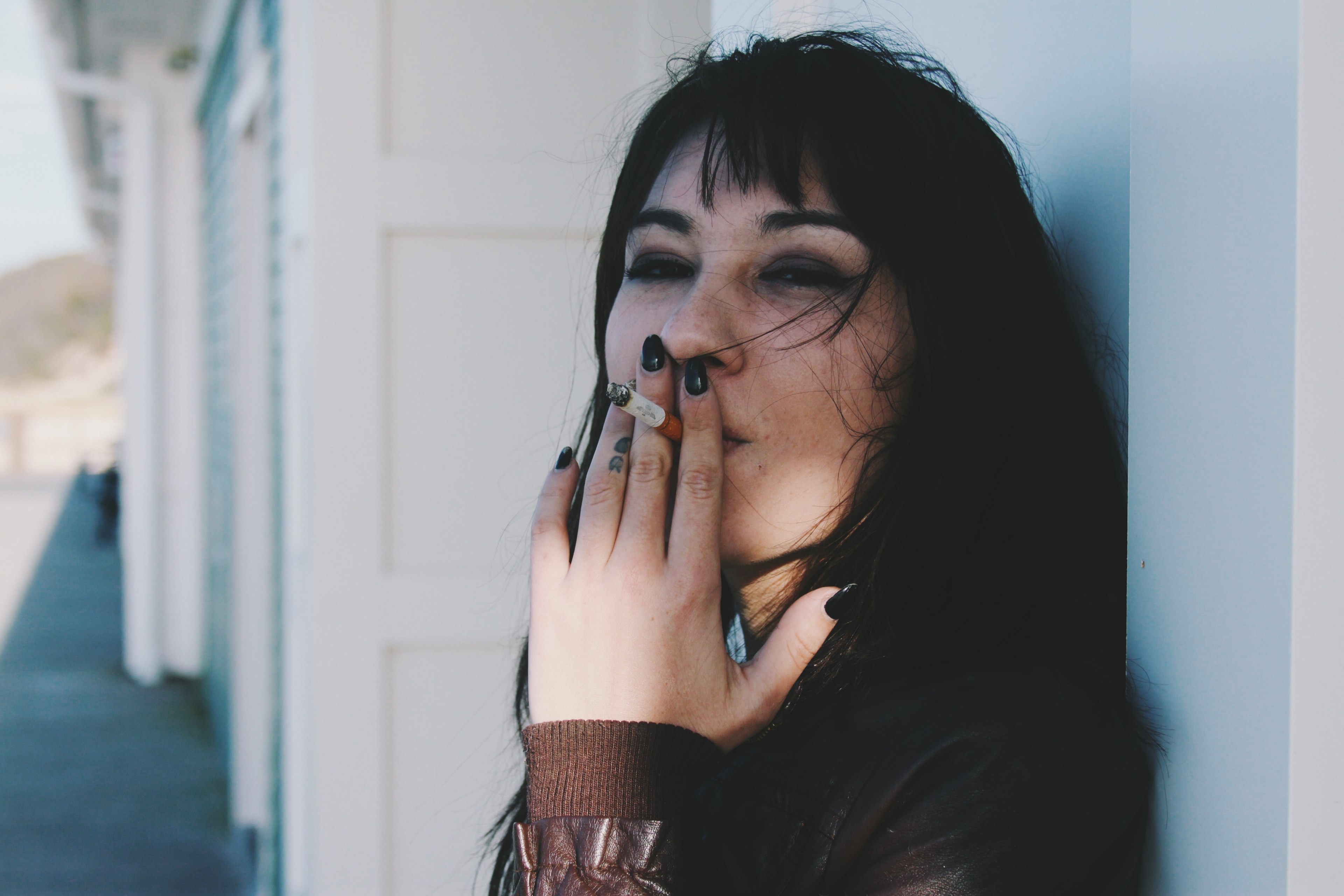 woman with dark makeup closing her eyes and blowing a kiss, blowing a kiss 4k, HD Wallpaper