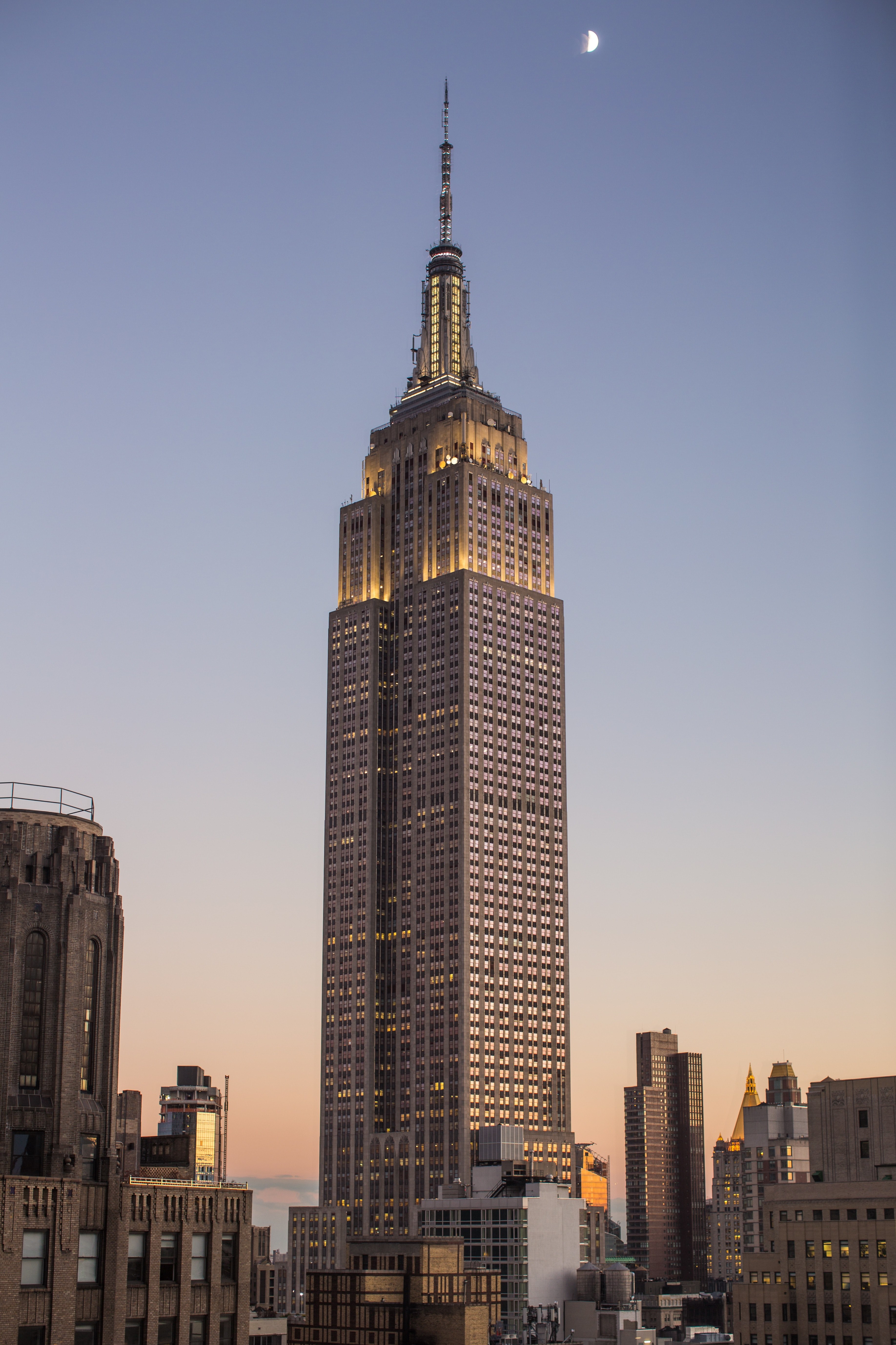 a skyscraper in new york city at dusk with the moon in the sky, the lonely skyscraper 4k, Phone HD Wallpaper