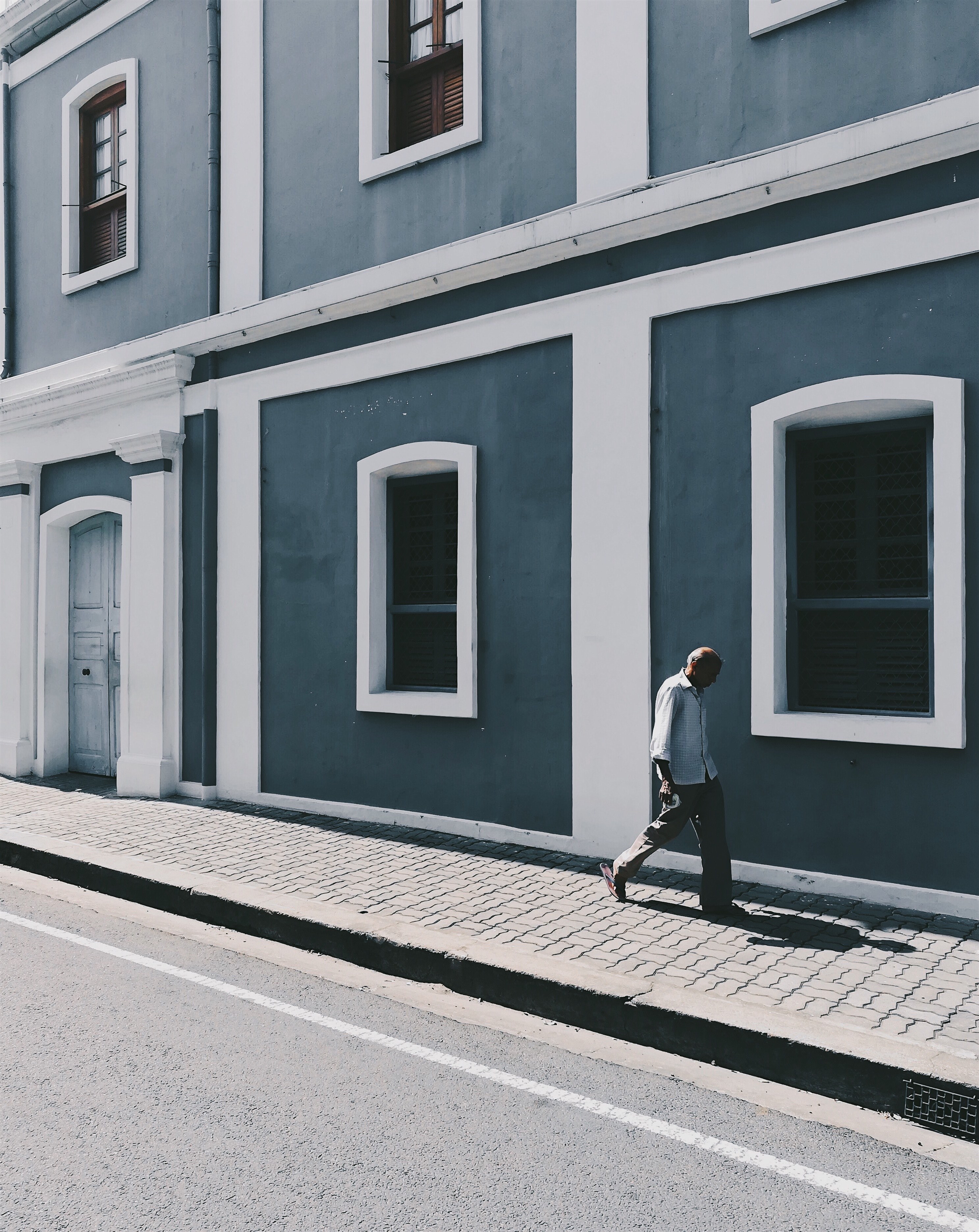 people walking past walls strideby 4k, Phone HD Wallpaper