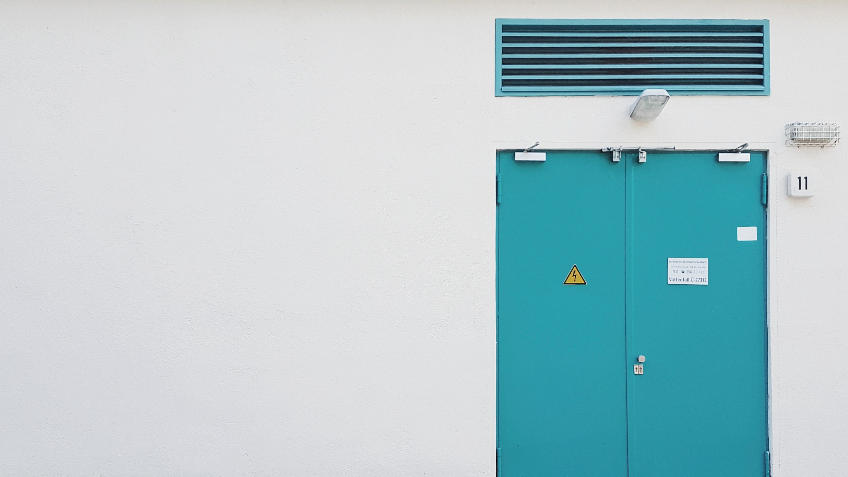 an electrical room with an air vent at the adina apartment hotel berlin hackescher markt germany, _electrical room adina hotel 4k, HD Wallpaper
