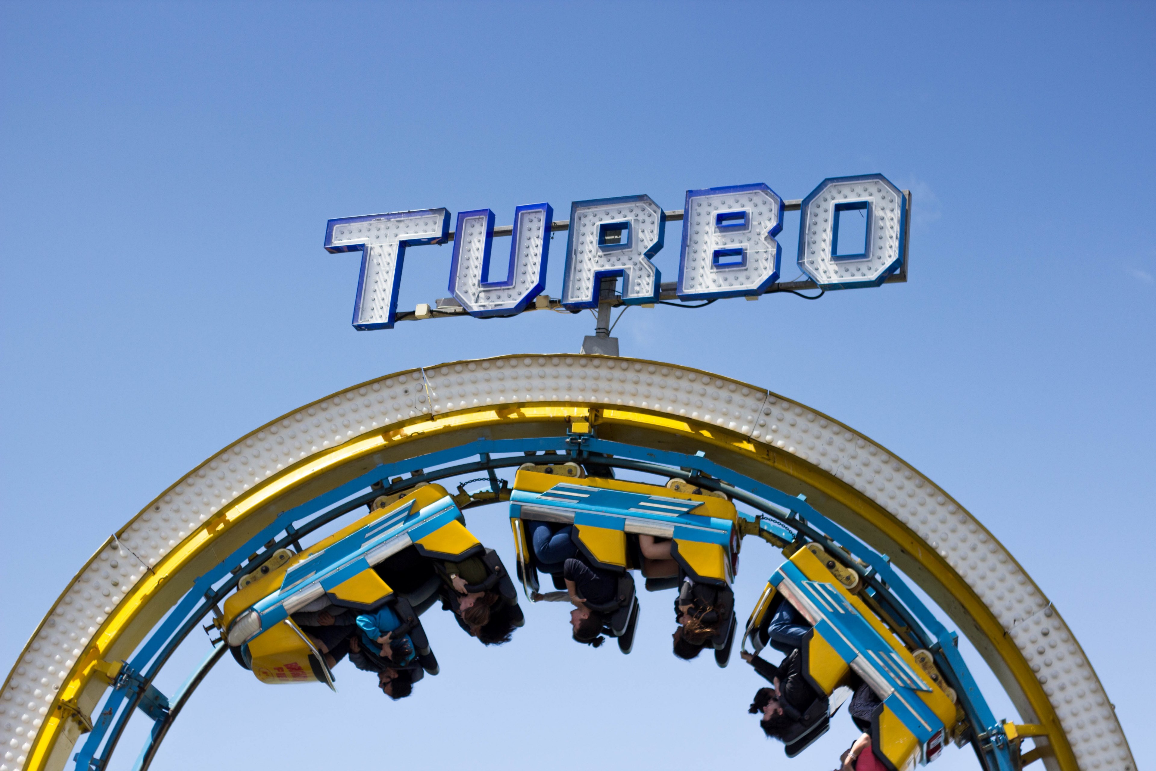people upside down on a rollercoaster in an amusement park, riding the rollercoaster 4k, HD Wallpaper
