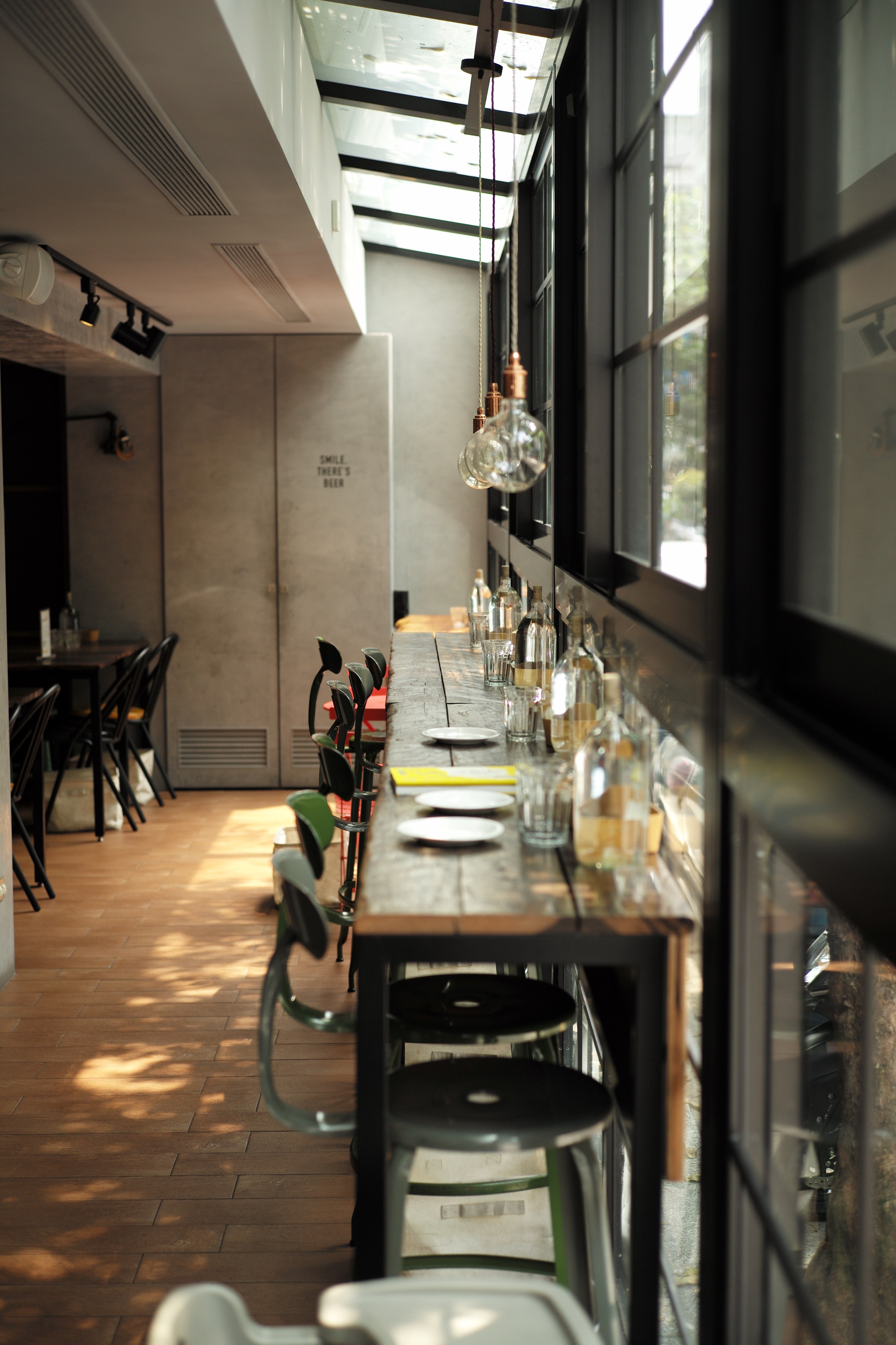 the interior of a caf with long tables along the window, taipei 4k, Phone HD Wallpaper