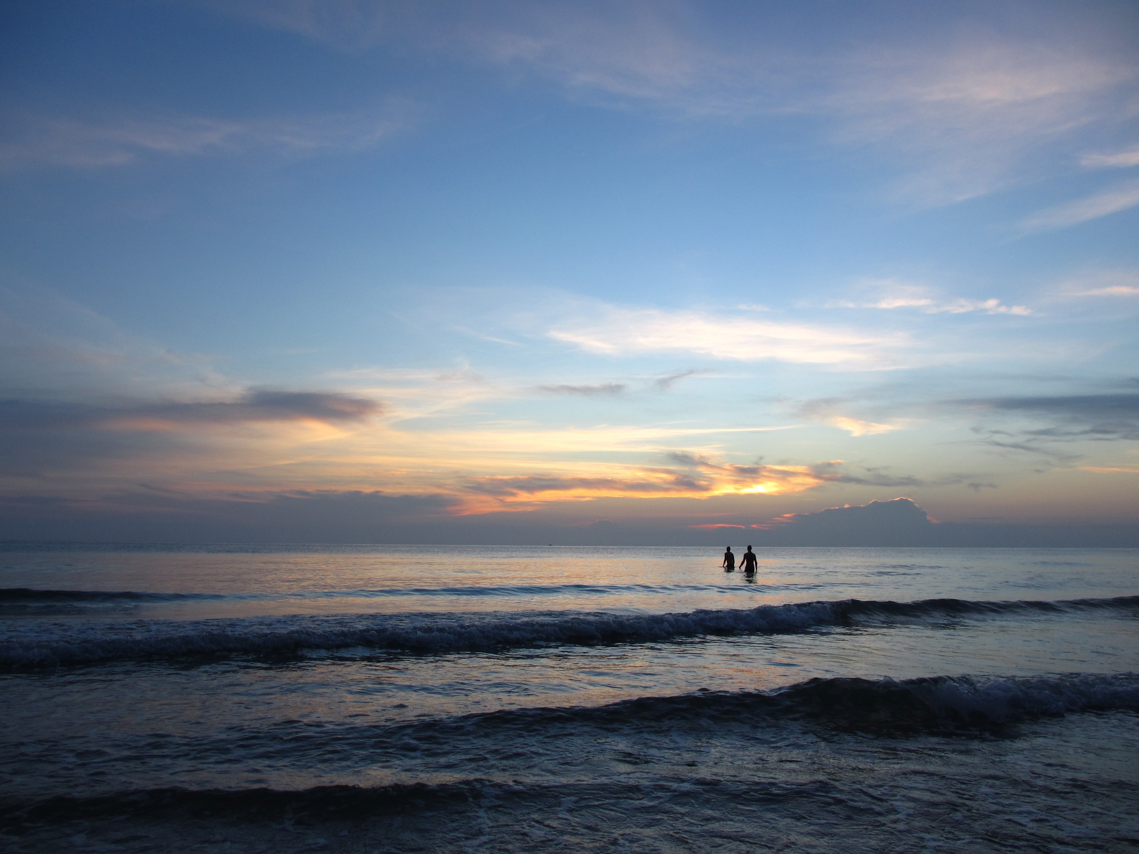 silhouettes of two people wading through the sea at twilight, evening swim in the sea 4k, HD Wallpaper