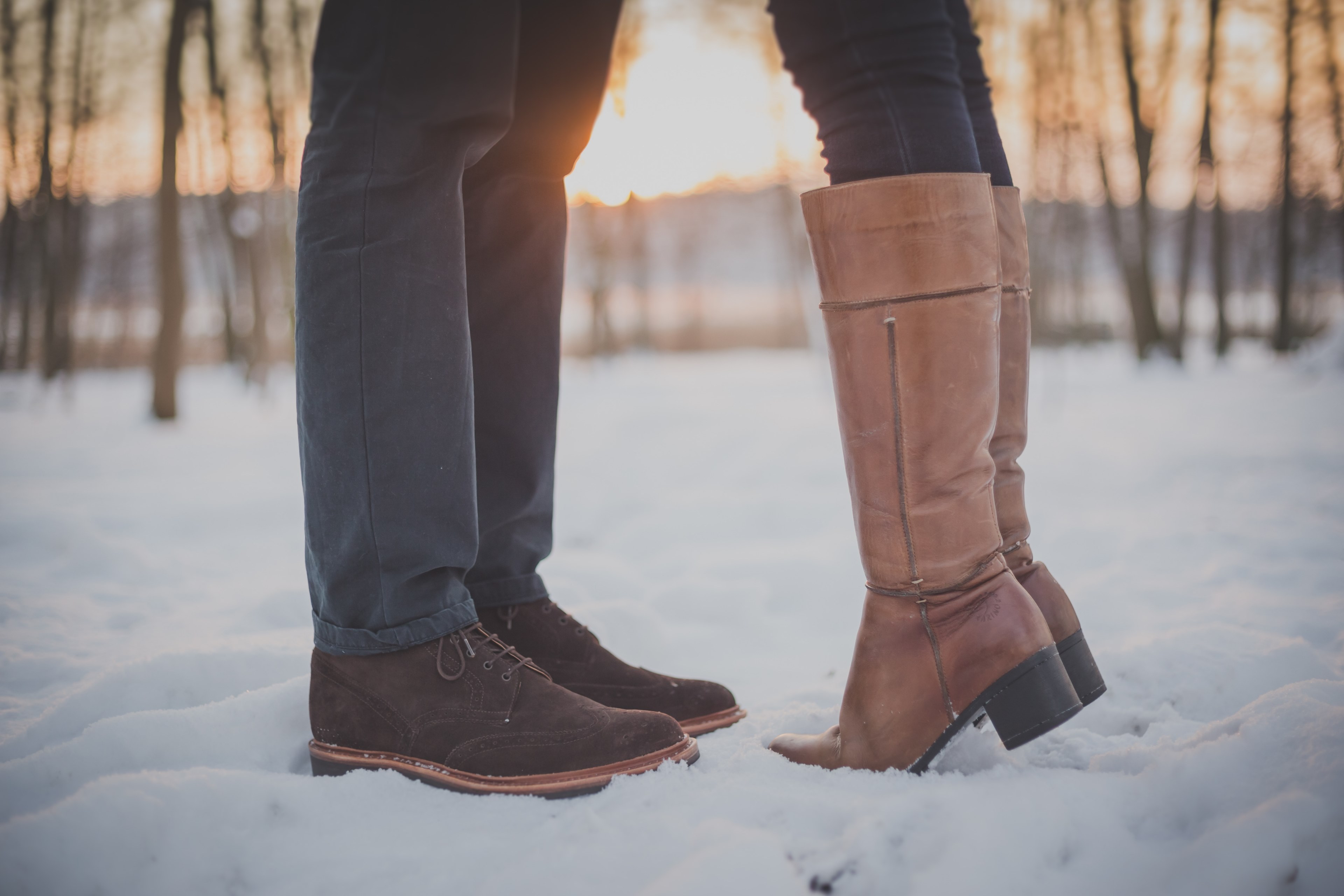 on a snowy day a woman in boots rises on tip toe to kiss a man, boots in snow 4k, HD Wallpaper
