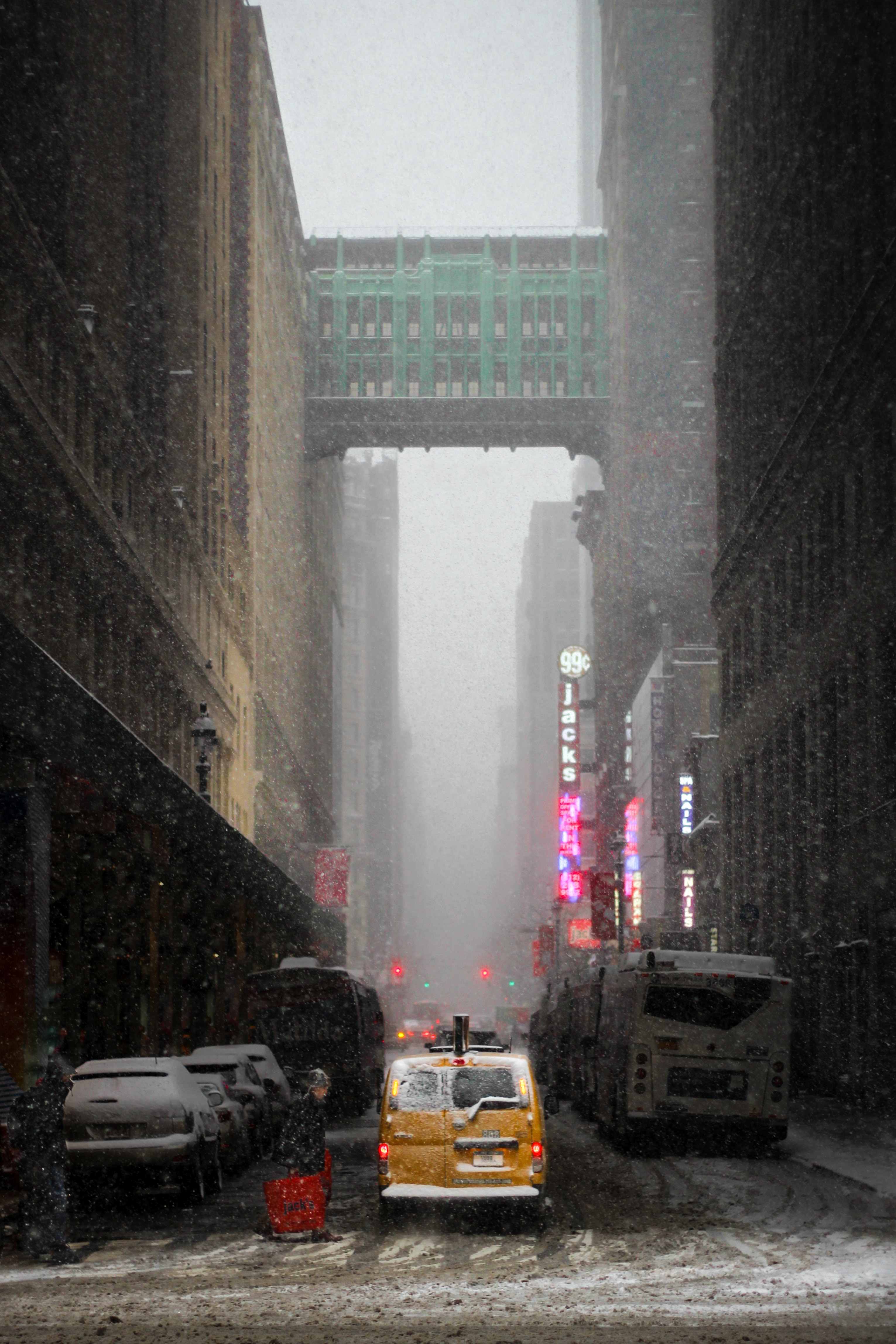 vehicles driving down a street near a shopping center on west 32nd street, the taxi on 32nd 4k, Phone HD Wallpaper