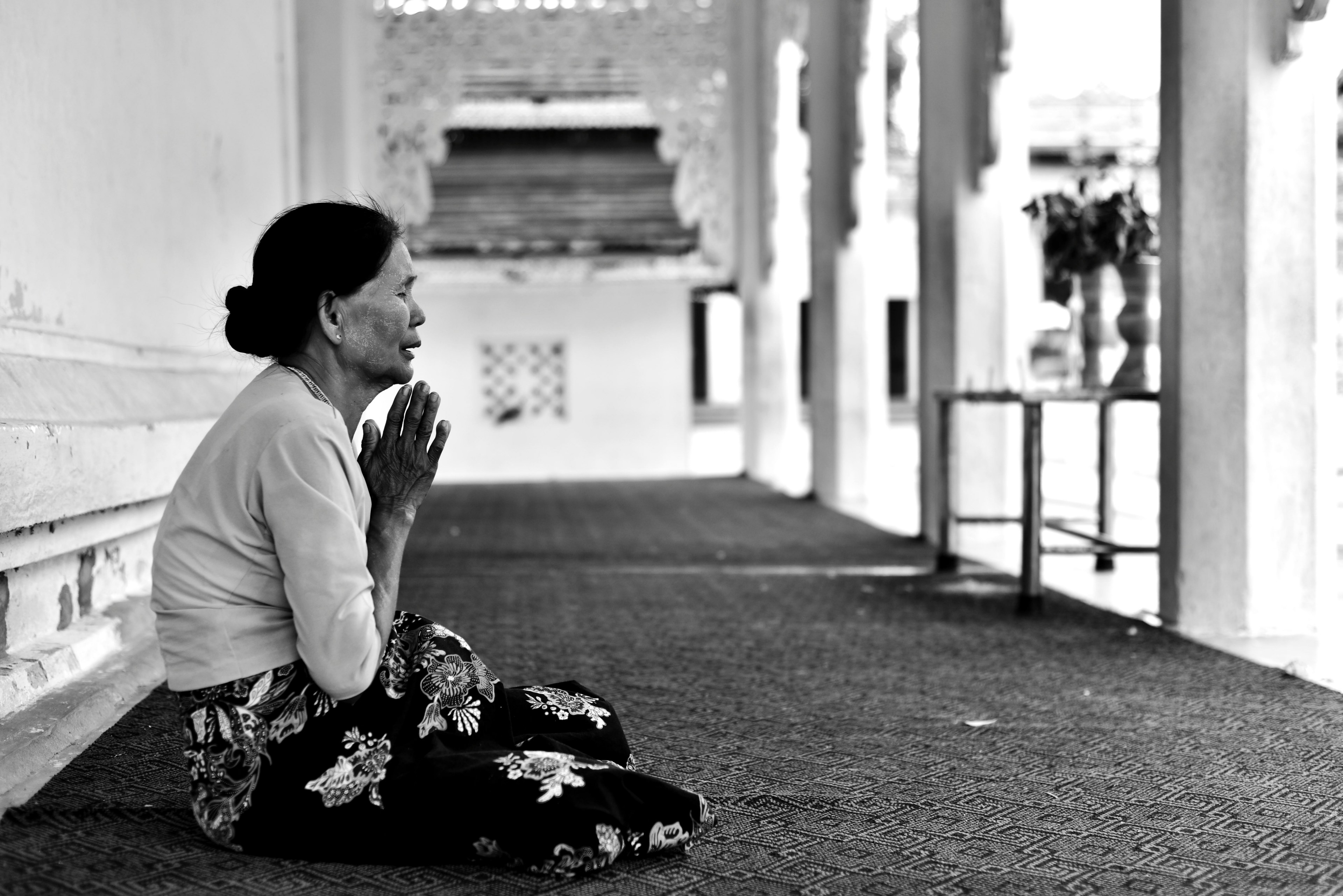 a woman sits on a mat on the ground praying in the mandalay region, woman sitting and praying 4k, HD Wallpaper