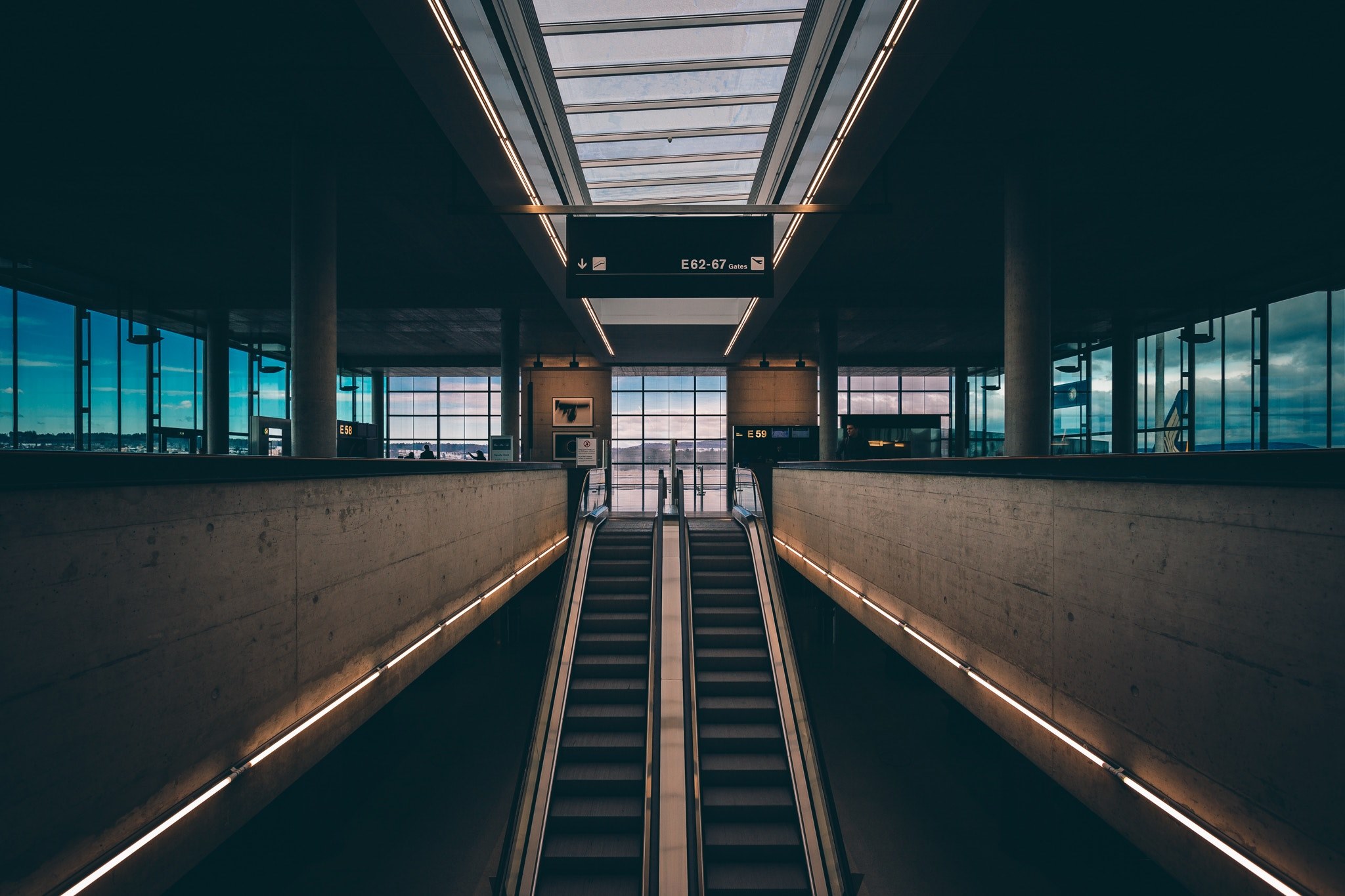 an empty escalator in the zurich airport, airport escalator 4k, HD Wallpaper