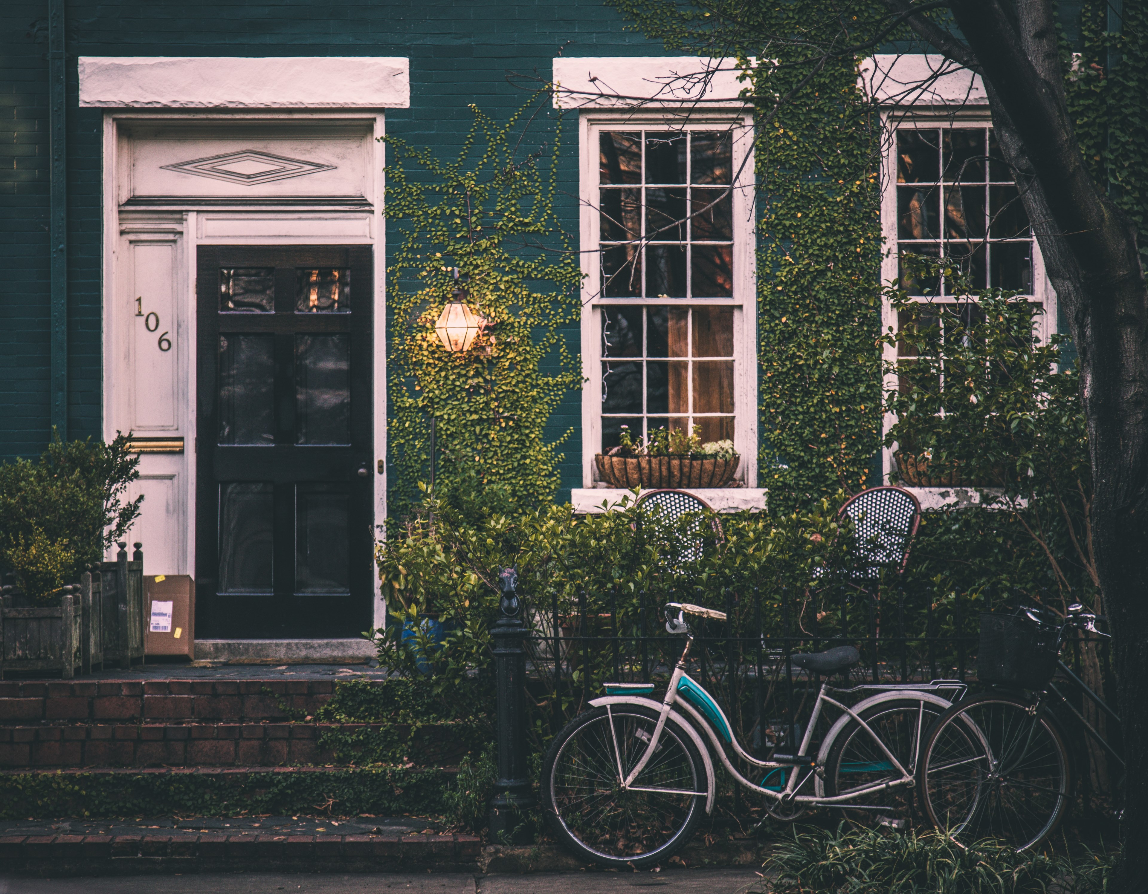 two bicycles parked near house with vine climbing up its walls, two bicycles near a house 4k, HD Wallpaper