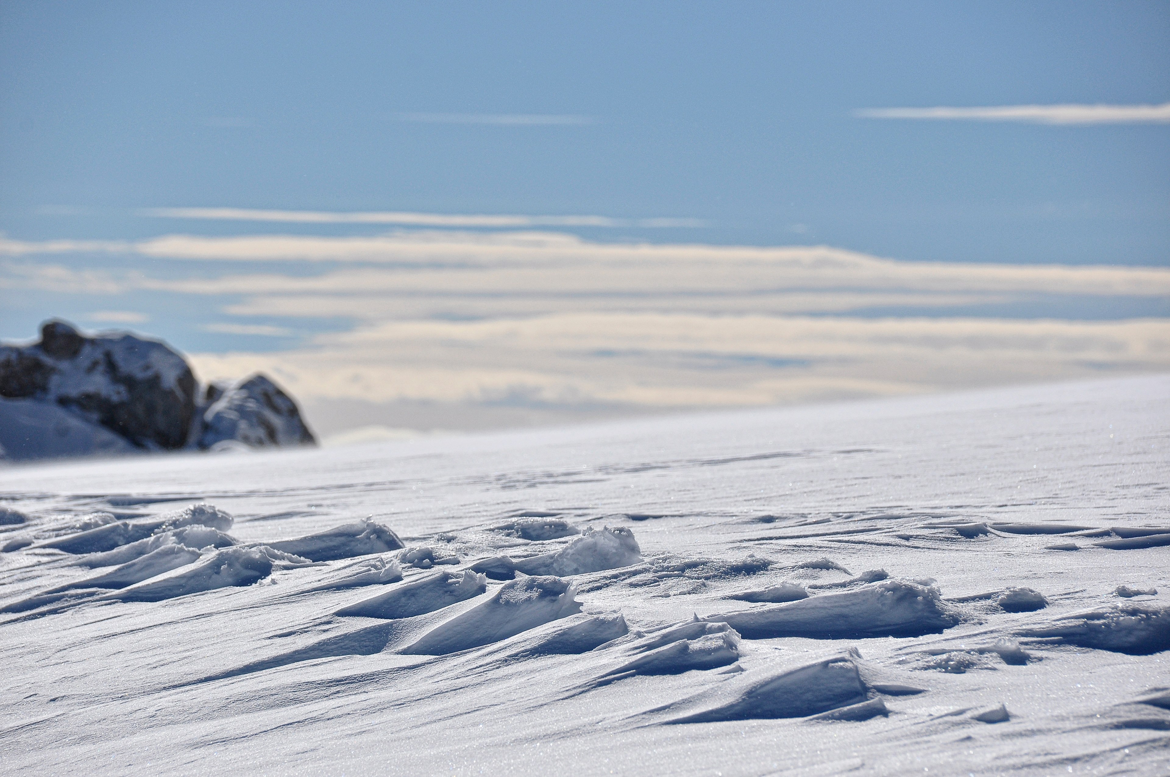 a gradual slope leading up a snow covered mountain in hoher dachstein, winter hike up mountain 4k, HD Wallpaper