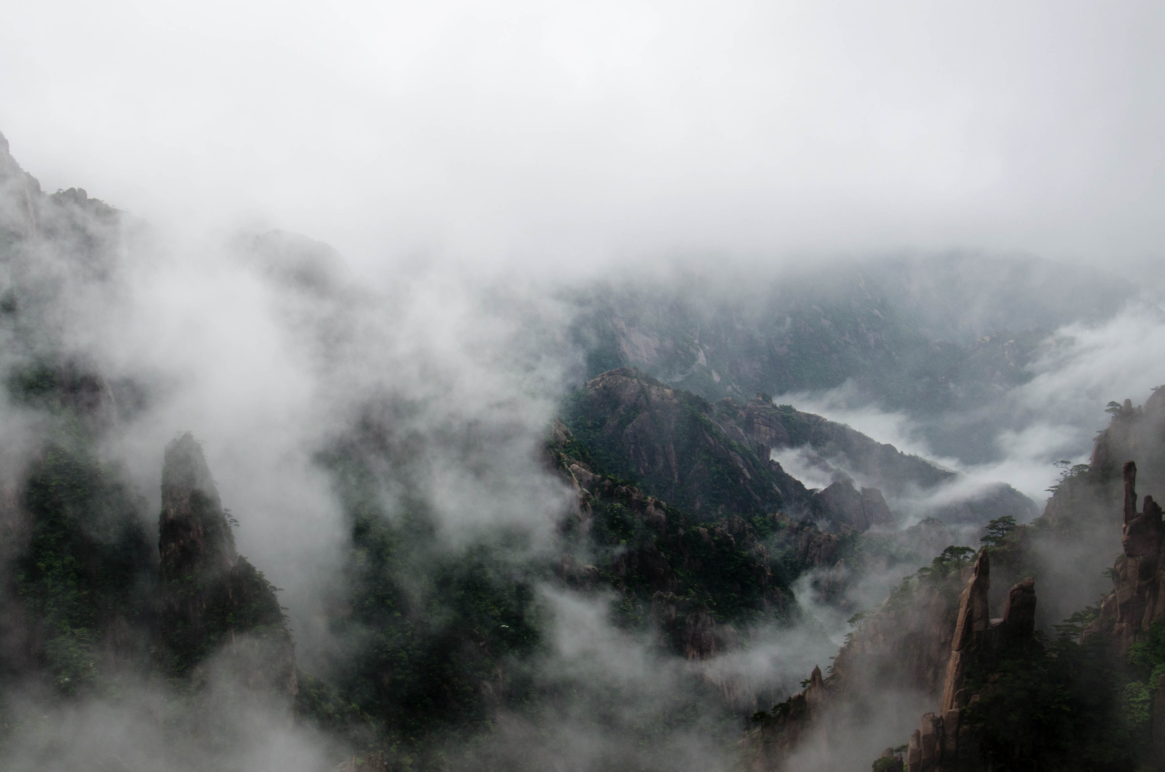 fog rolling down the rugged mountain ridges of the huangshan mountain range, dense fog over huangshan 4k, HD Wallpaper