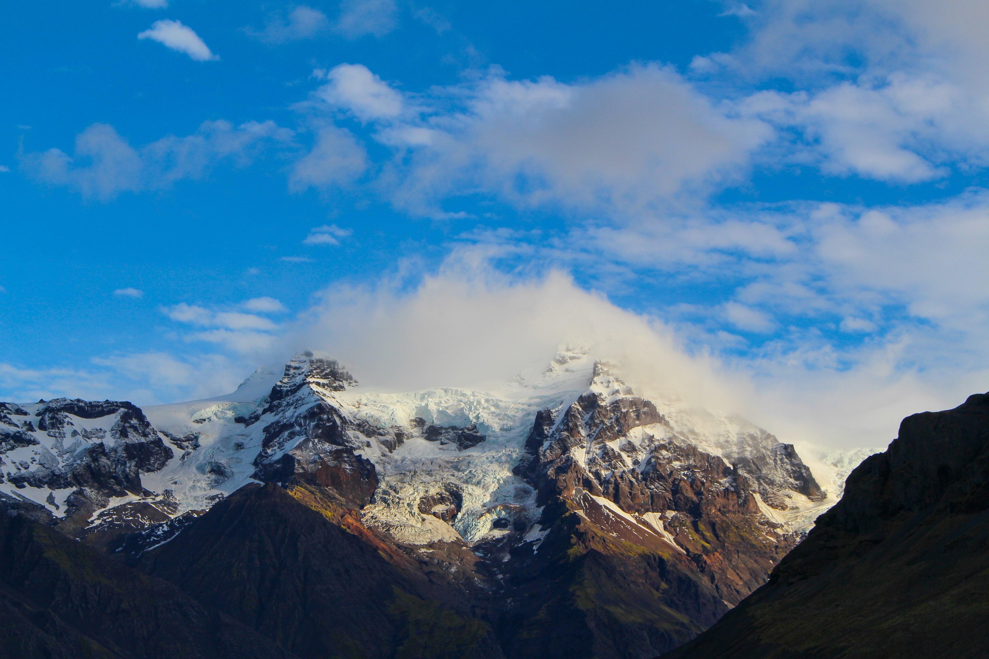 a snow capped mountain ridge enveloped in clouds, hvannadalshnjkur volcano 4k, HD Wallpaper