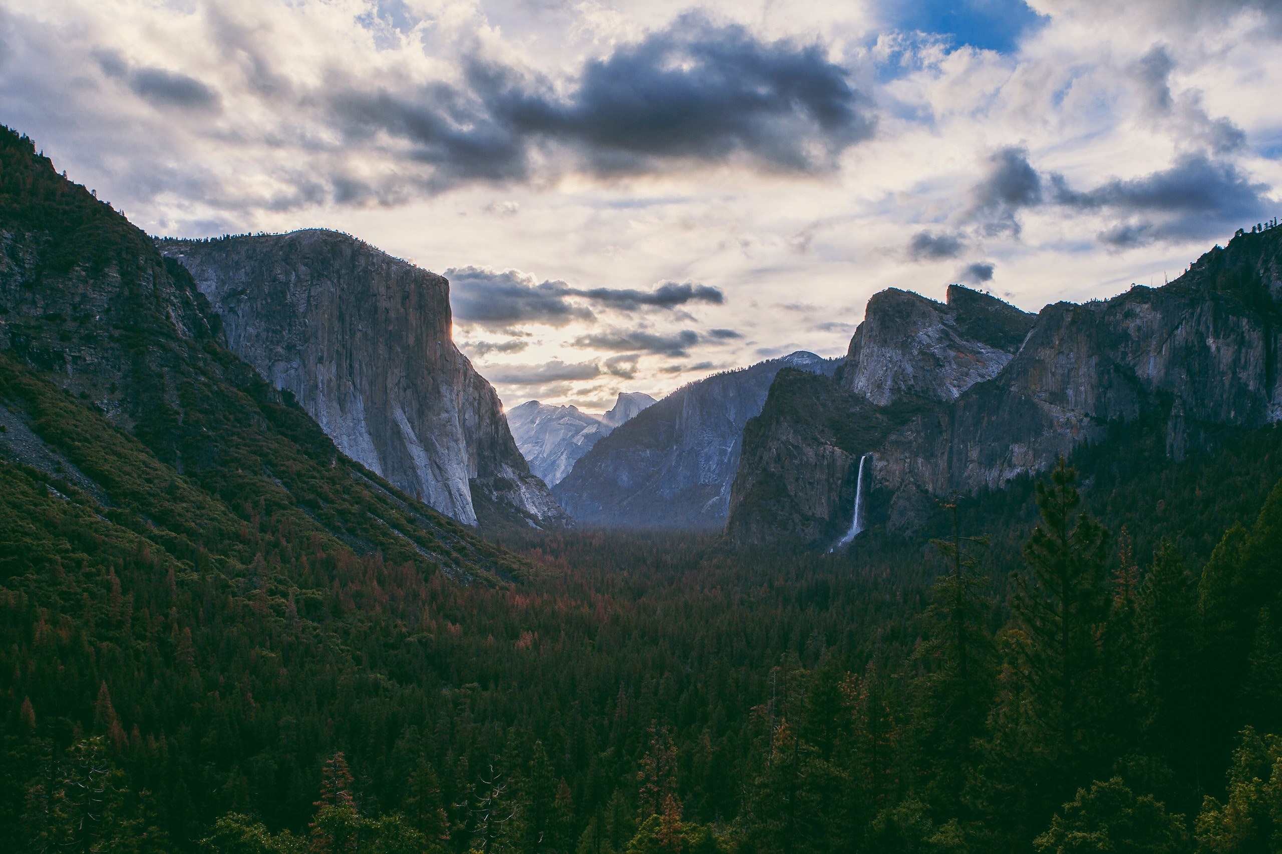 a picturesque view of the granite summits and waterfalls in yosemite valley, tunnel view on a cloudy afternoon 4k, HD Wallpaper