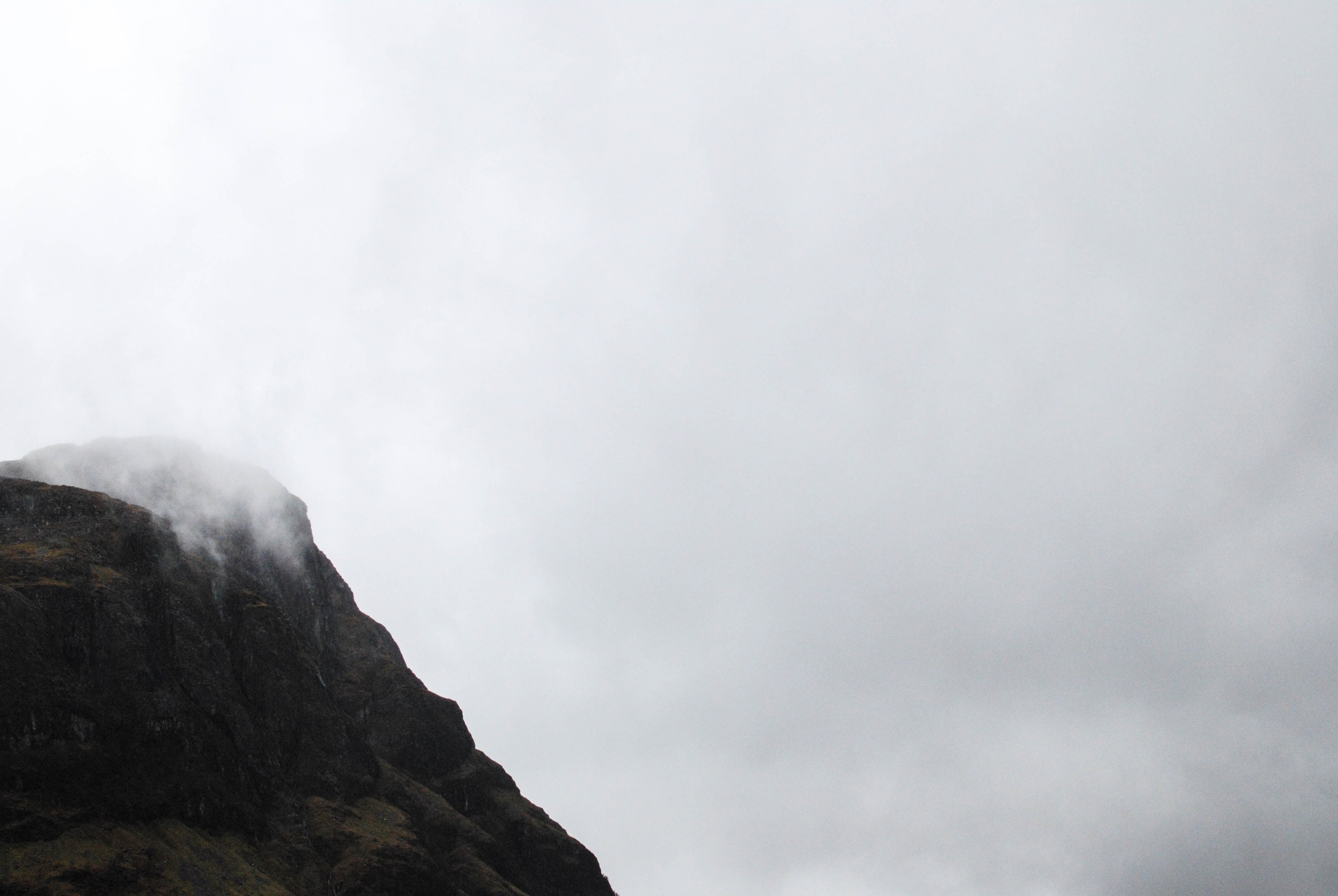 view from a rocky mountain ledge on the white clouds below, clouds obscuring view from a mountain 4k, HD Wallpaper