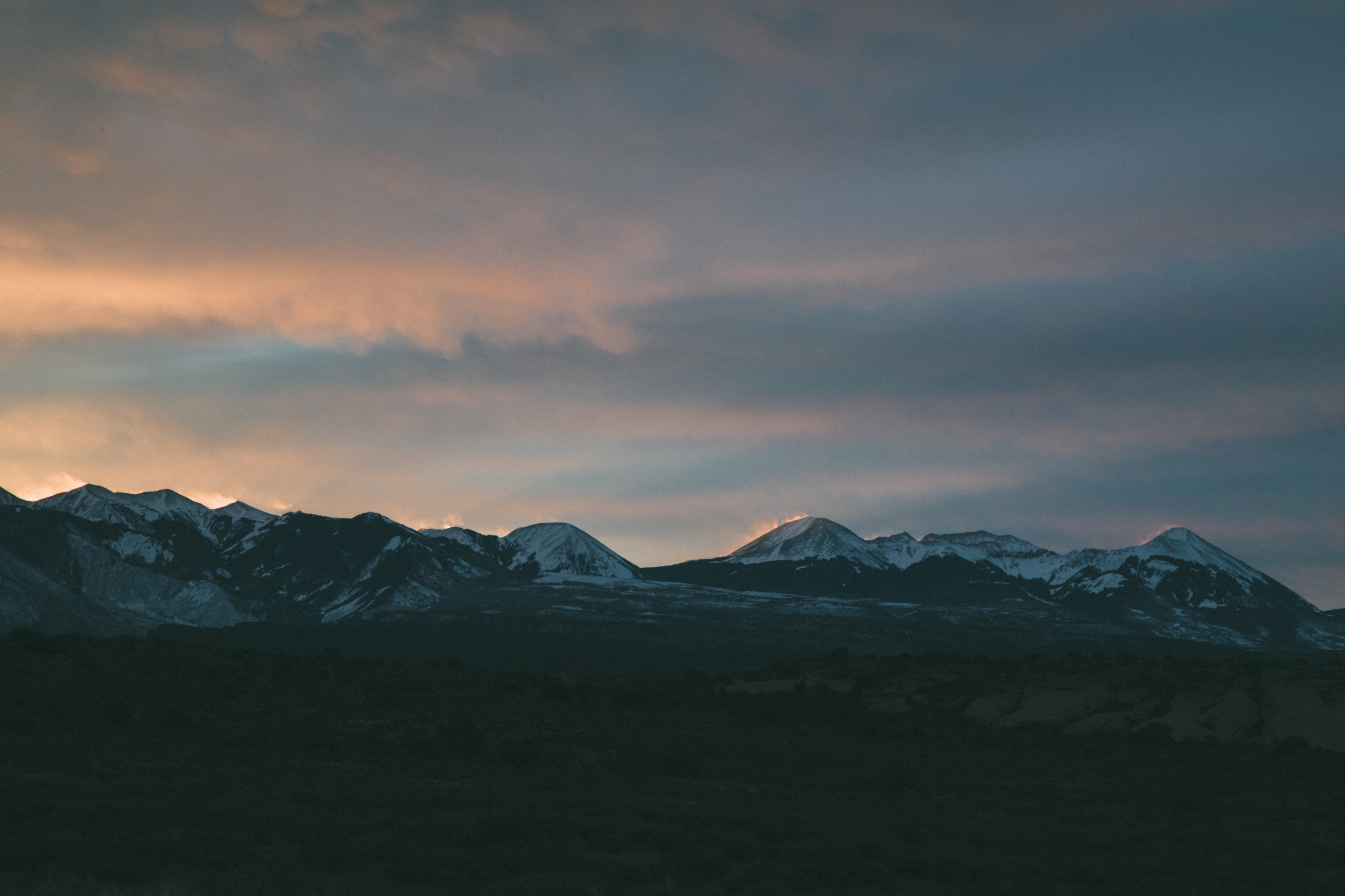 thick clouds gather over snowy mountains as the evening sets in, cloudy mountains 4k, HD Wallpaper