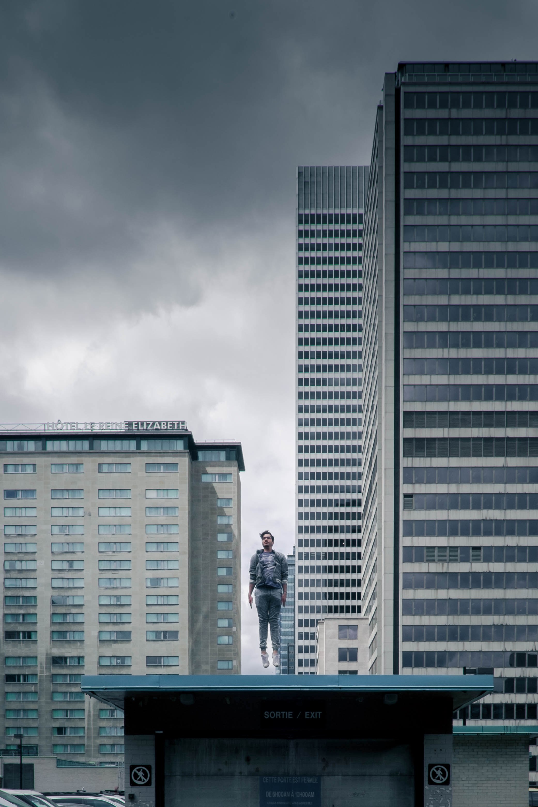 a blurry man standing on top of an urban skyscraper intends to jump, city skyscraper jumping guy 4k, Phone HD Wallpaper