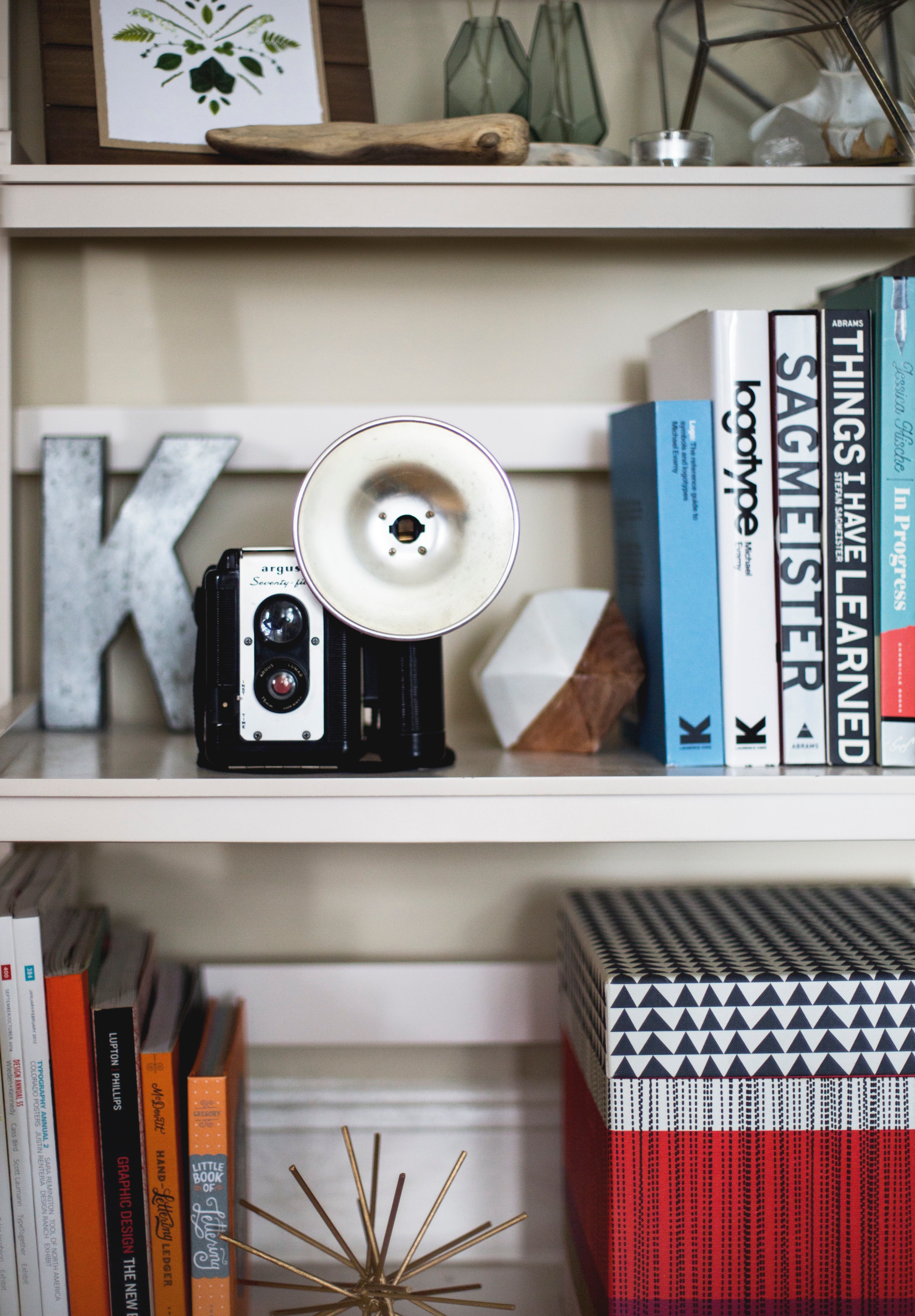 a vintage camera on a shelf lined with books and trinkets, vintage camera on a shelf 4k, Phone HD Wallpaper