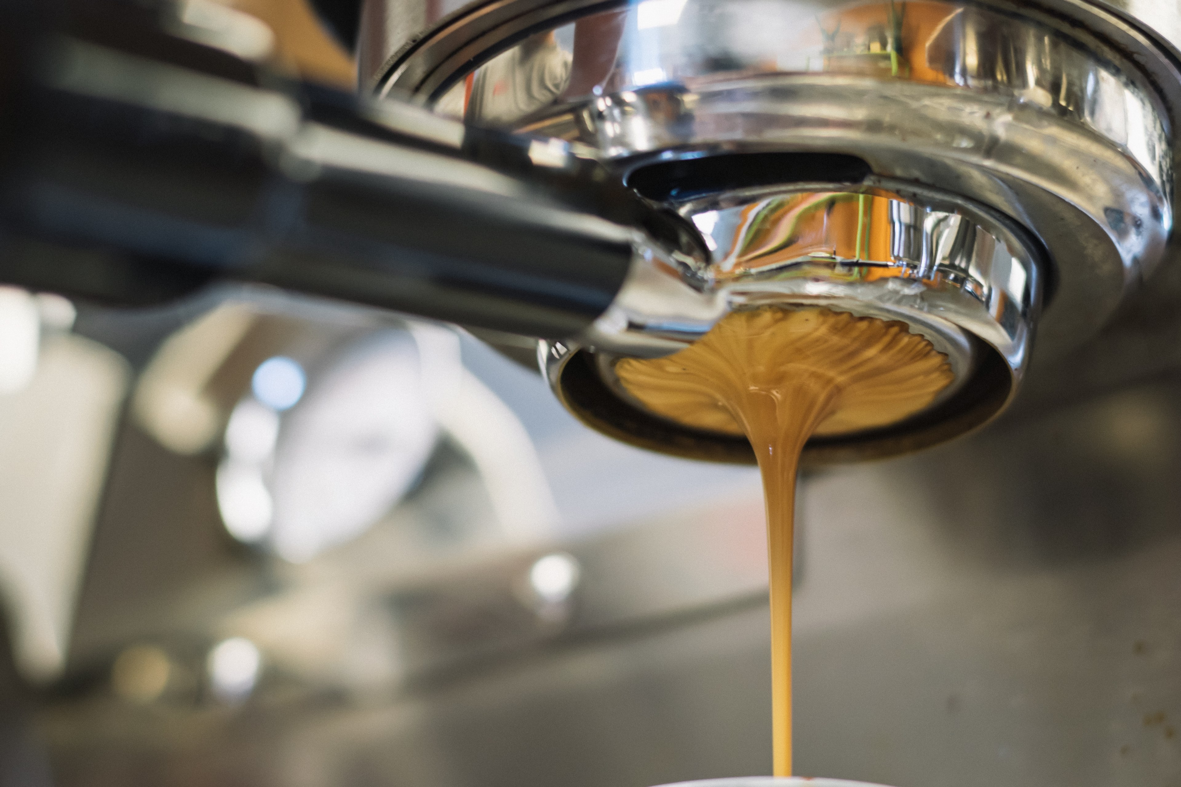 latte dripping from a coffee machine, latte in a coffee machine 4k, HD Wallpaper