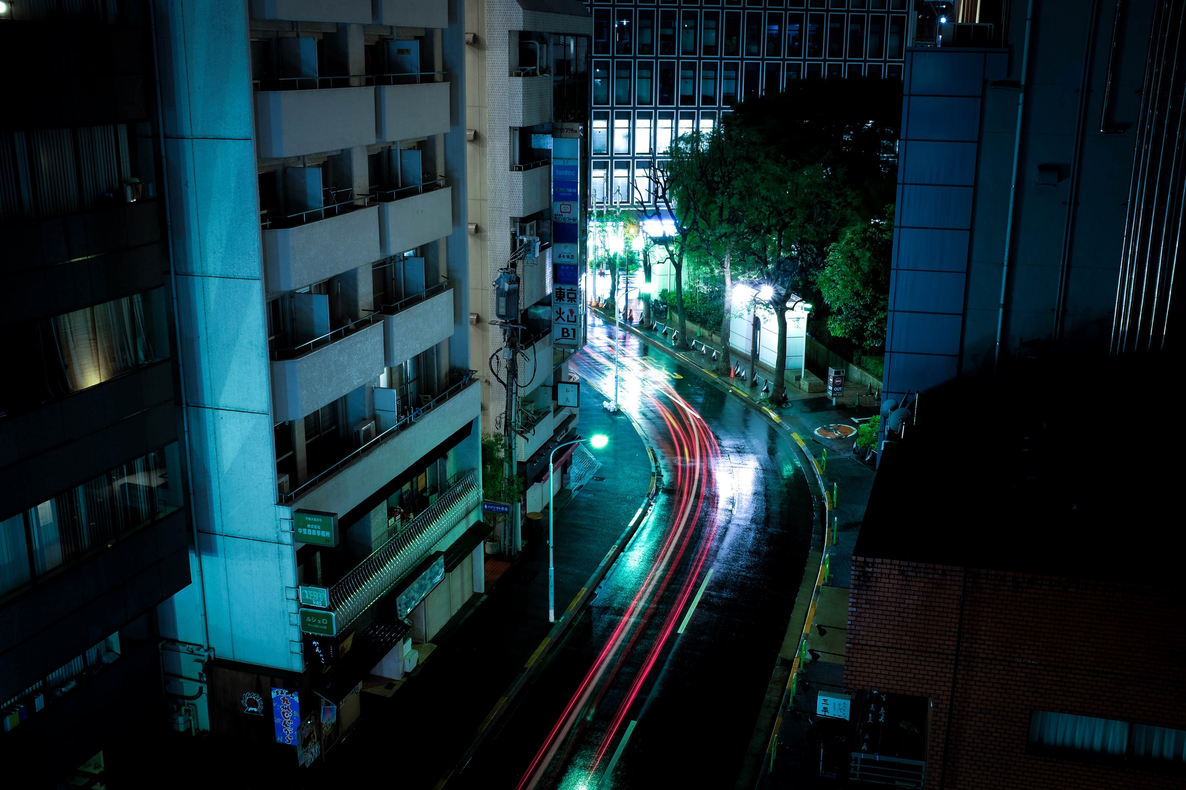 a look at traffic light trails at night on a busy akasaka street, akasaka traffic after dark 4k, HD Wallpaper