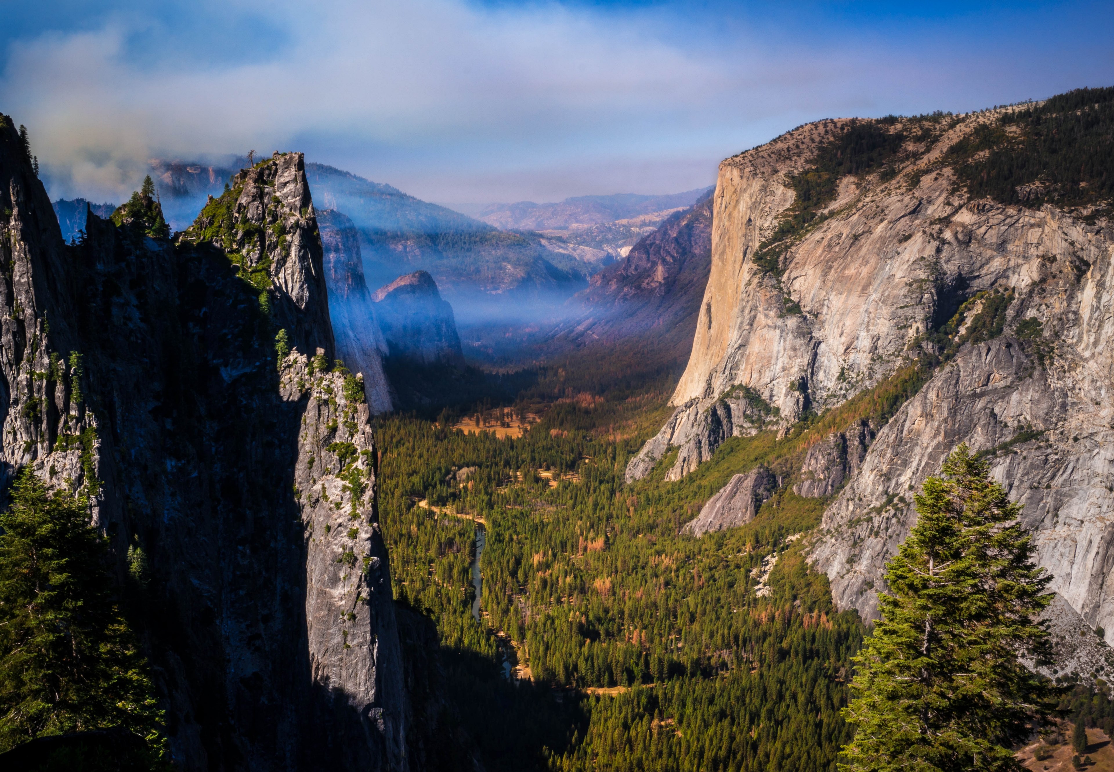 a high view of the high cliffs and the wooded bottom in yosemite valley, peaceful landscape in yosemite 4k, HD Wallpaper