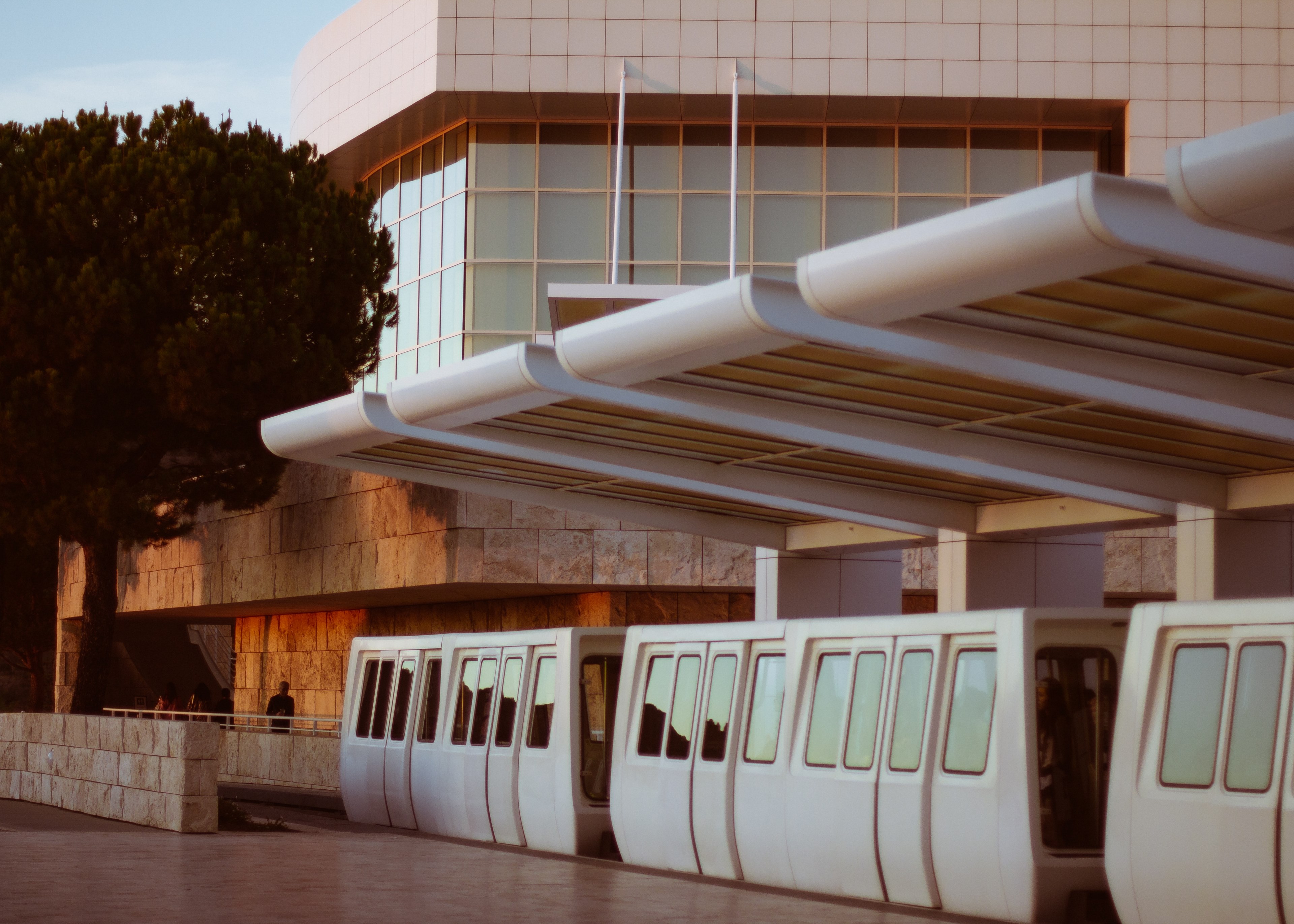 a modern city tram at the getty museum, getty museum tram 4k, HD Wallpaper