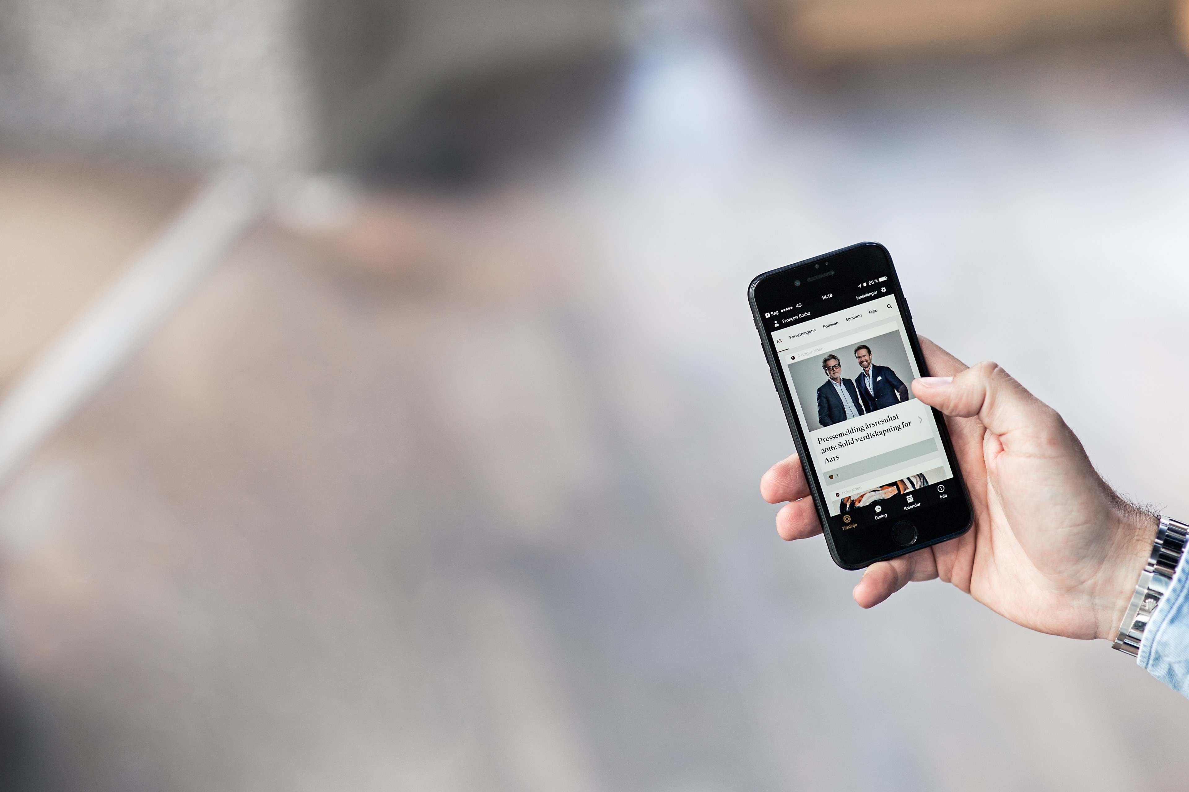 a person browsing articles in an app on a black iphone, whats happening 4k, HD Wallpaper