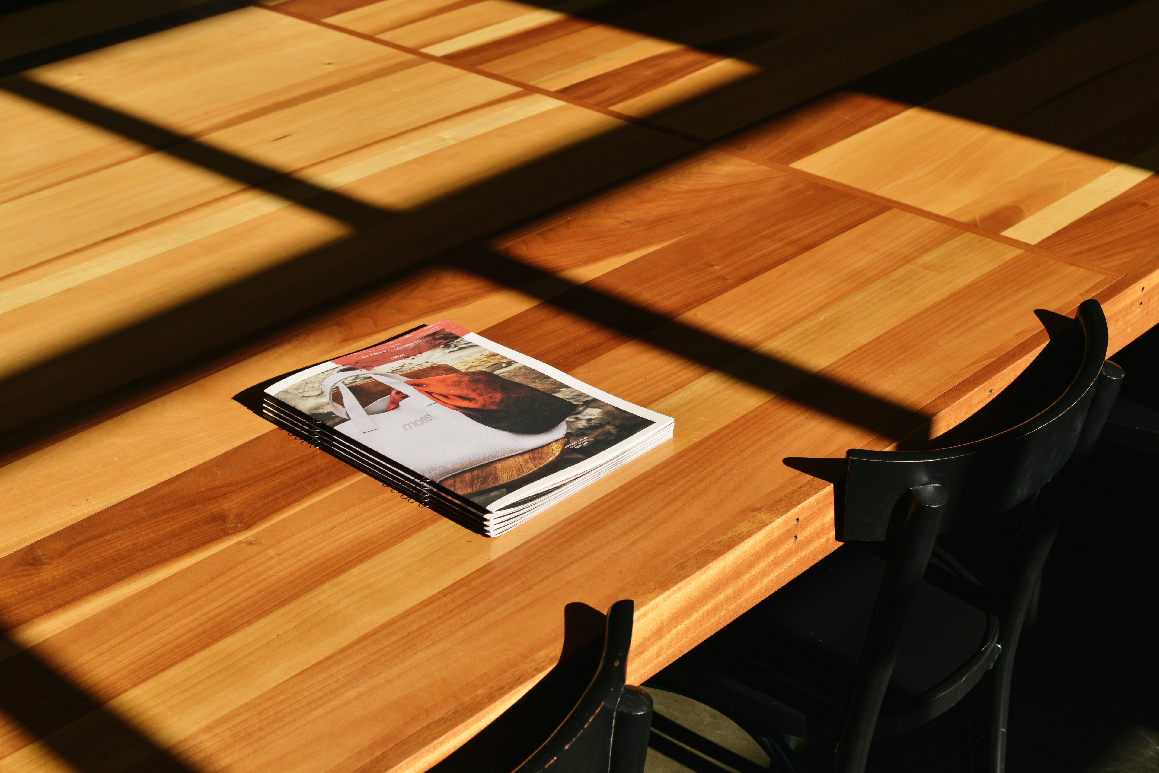 five copies of a designer style guide on a large wooden table with black chairs, designer style magazines 4k, HD Wallpaper