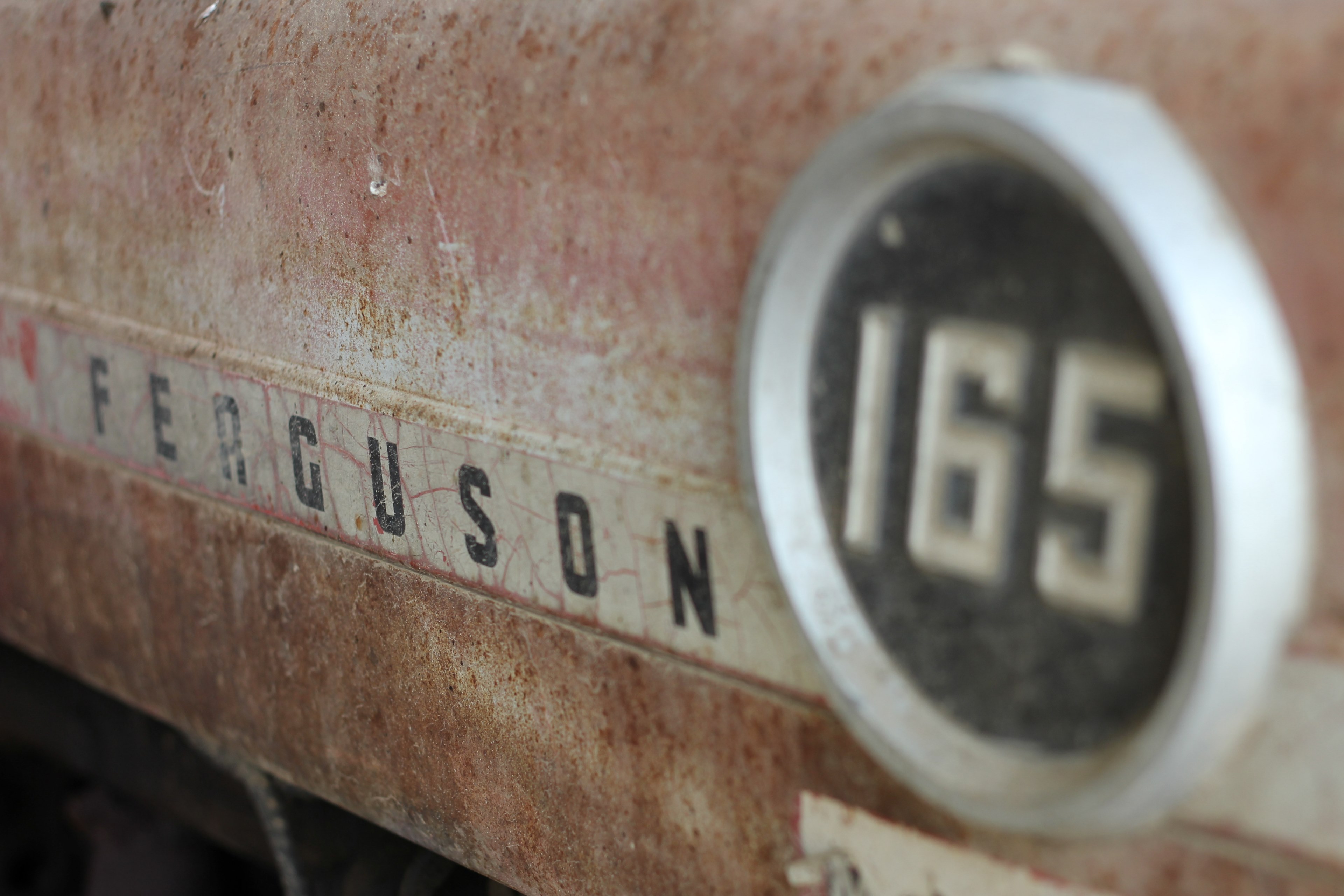close up of the hood of a rusty ferguson tractor, rusty ferguson tractor 4k, HD Wallpaper