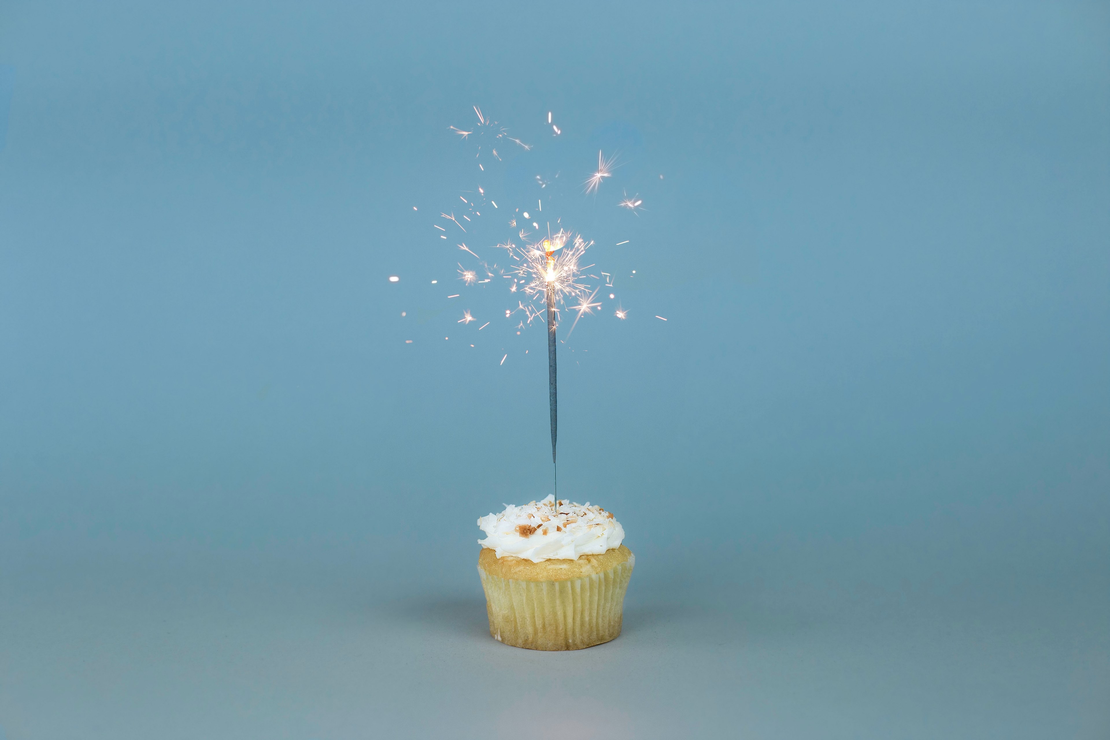 sparkling frosted cupcake 4k, HD Wallpaper