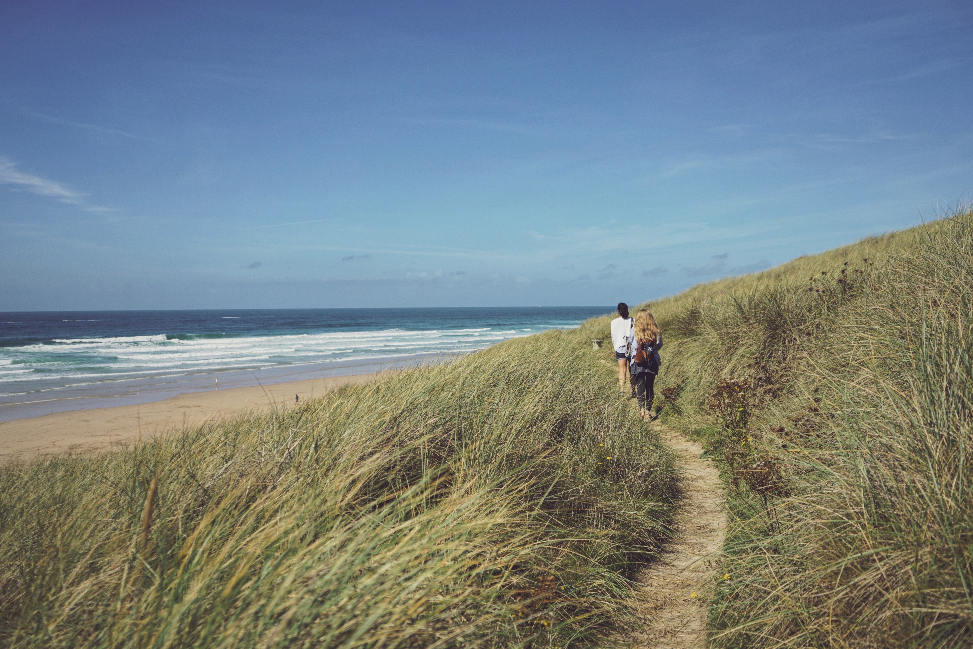 two women walking on the path through the grass coastline in perranporth england united kingdom, perranporth england walk 4k, HD Wallpaper