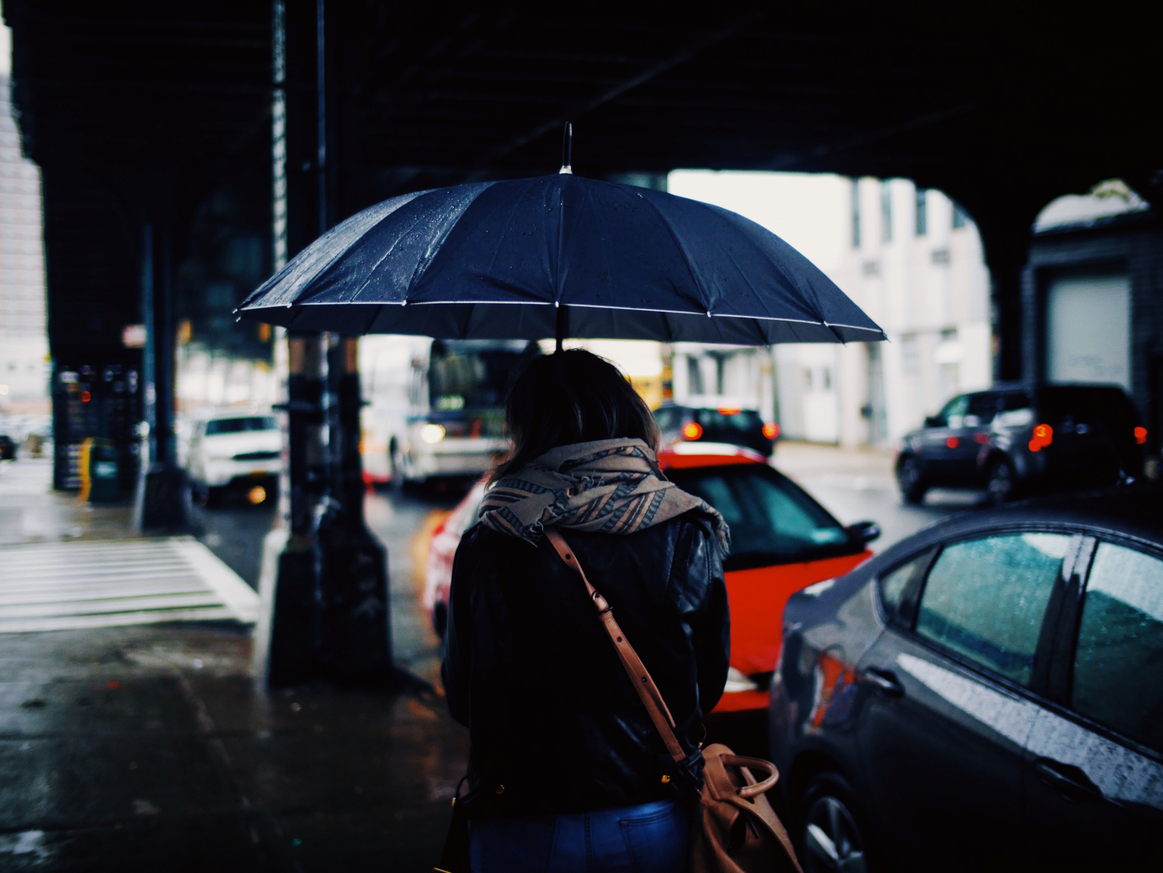 woman with an umbrella walks through the rain in downtown brooklyn, woman walking with umbrella 4k, HD Wallpaper