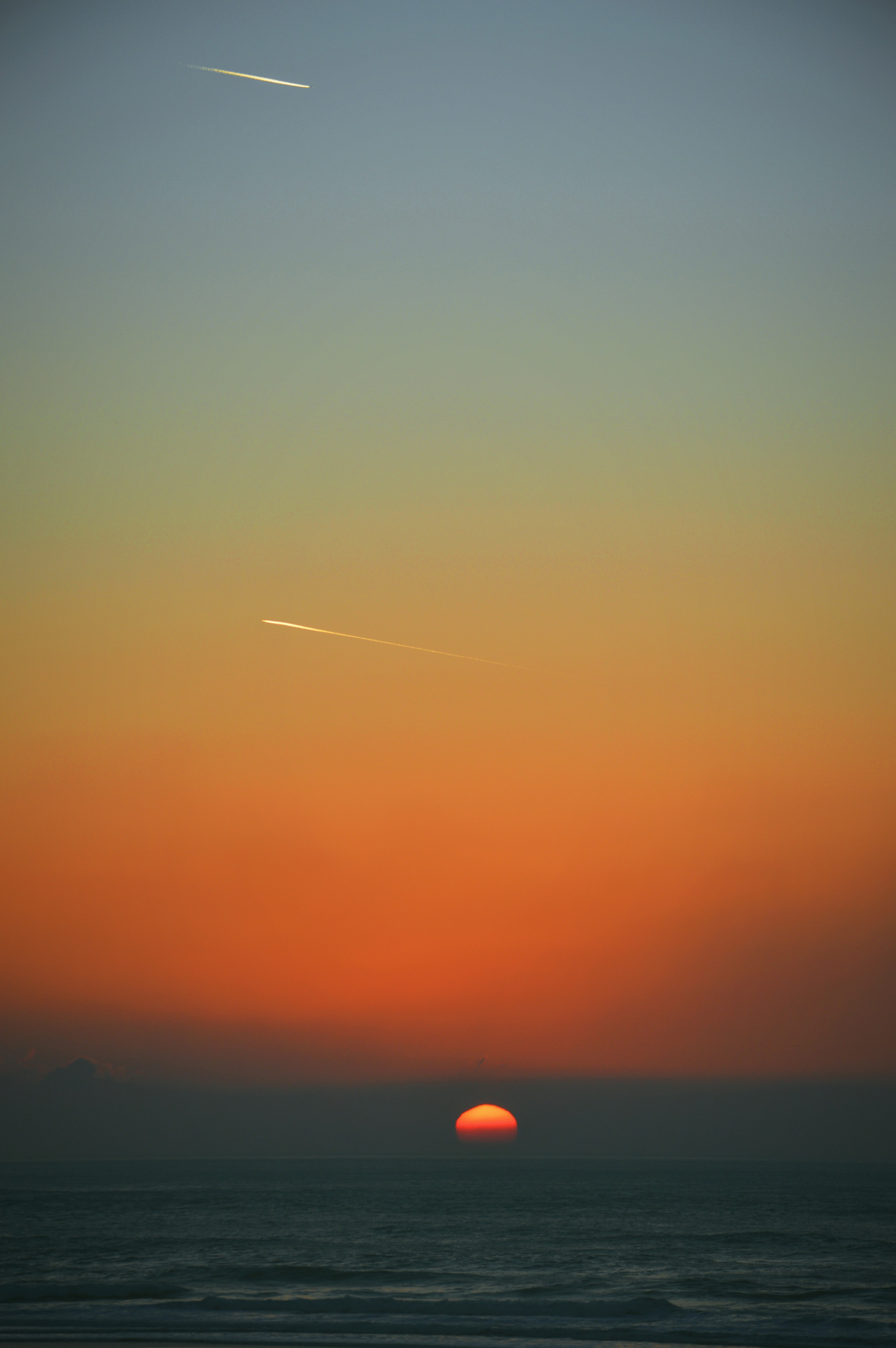 shooting stars and the setting sun over the sea at perranporth beach, shooting stars and setting sun 4k, Phone HD Wallpaper